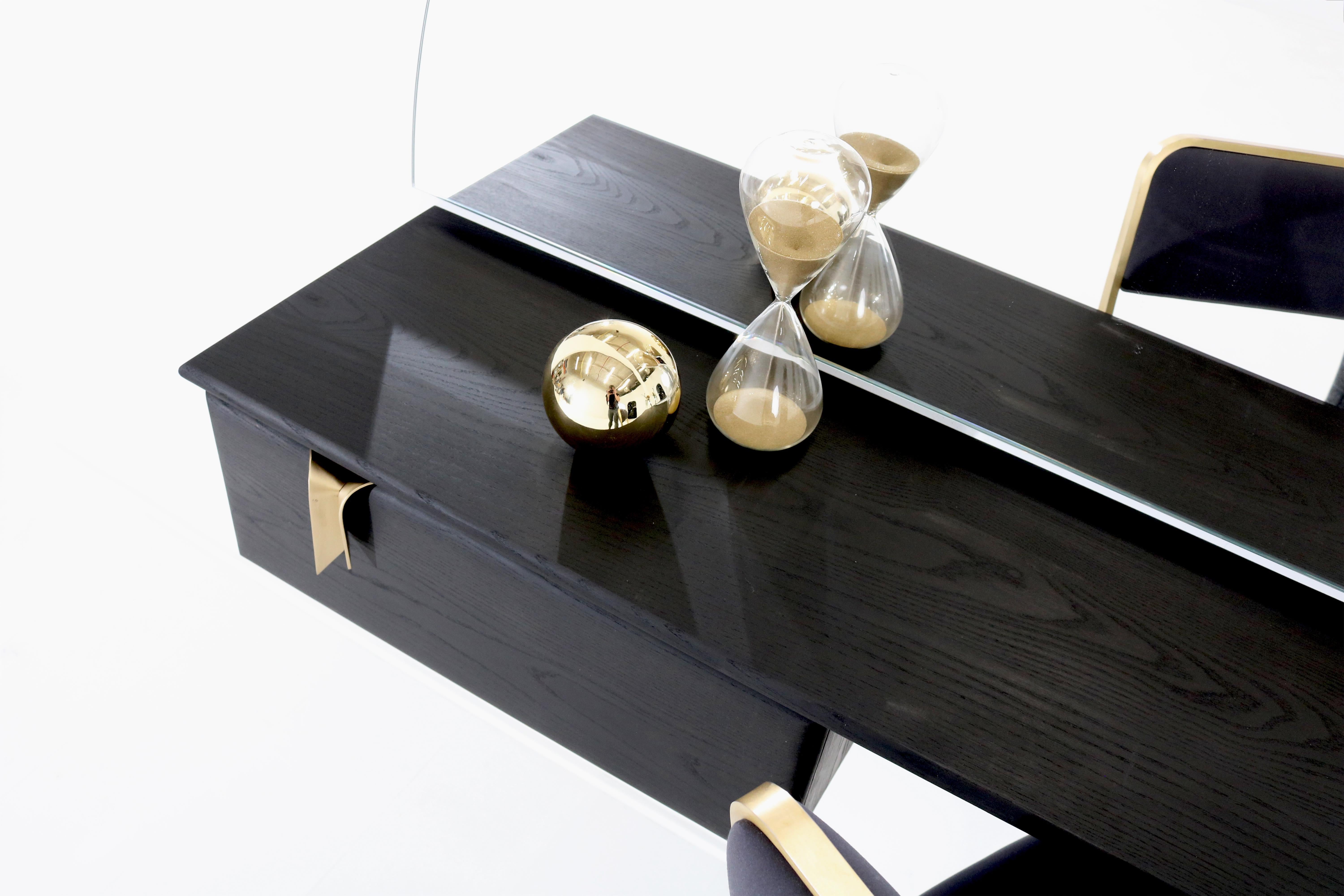 Wandschminktisch oder Schreibtisch mit Schleifenband, schwarzes Holz, Bronzebeschläge von Debra Folz (Sonstiges) im Angebot