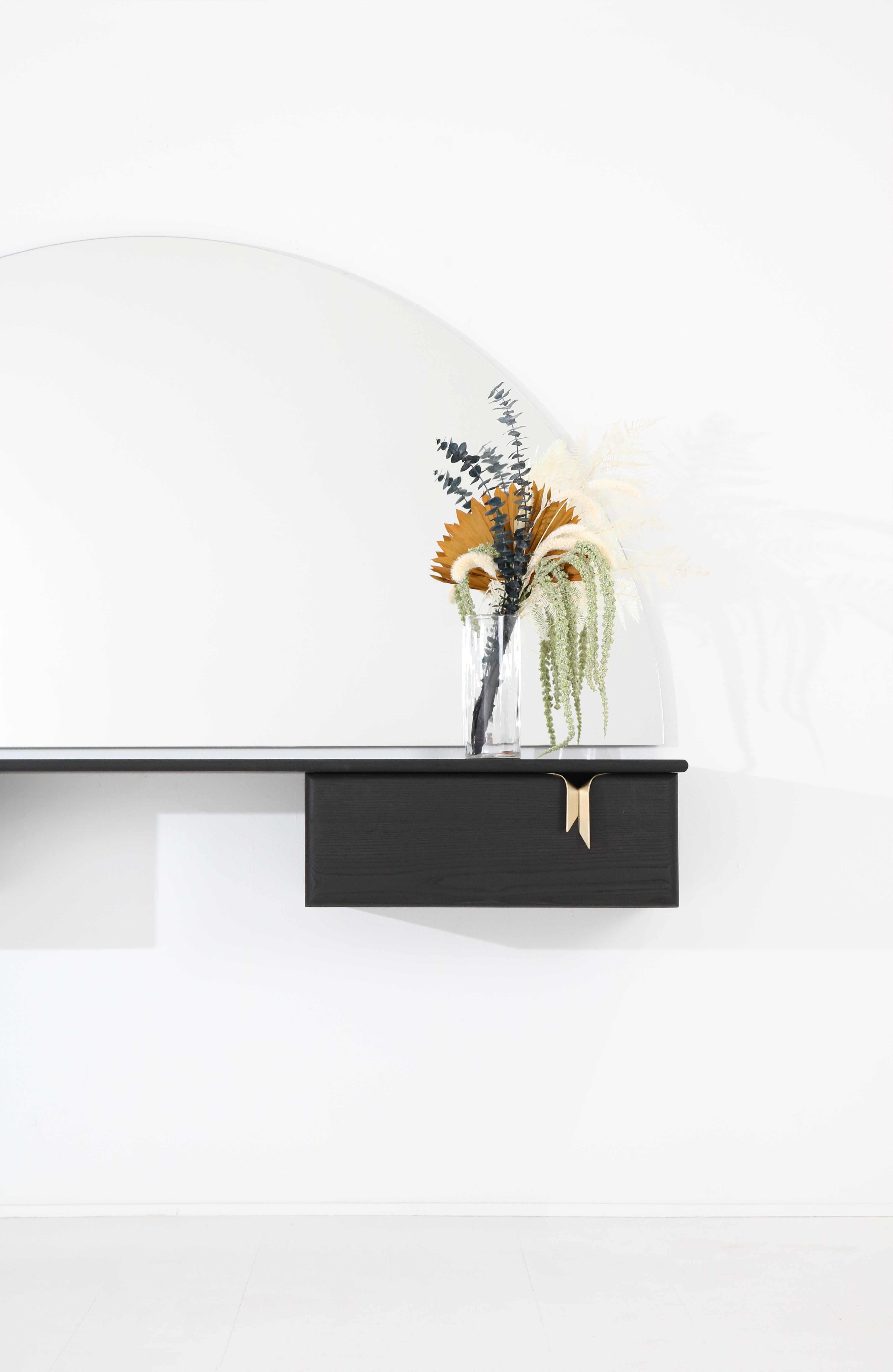 Wandschminktisch oder Schreibtisch mit Schleifenband, schwarzes Holz, Bronzebeschläge von Debra Folz (21. Jahrhundert und zeitgenössisch) im Angebot
