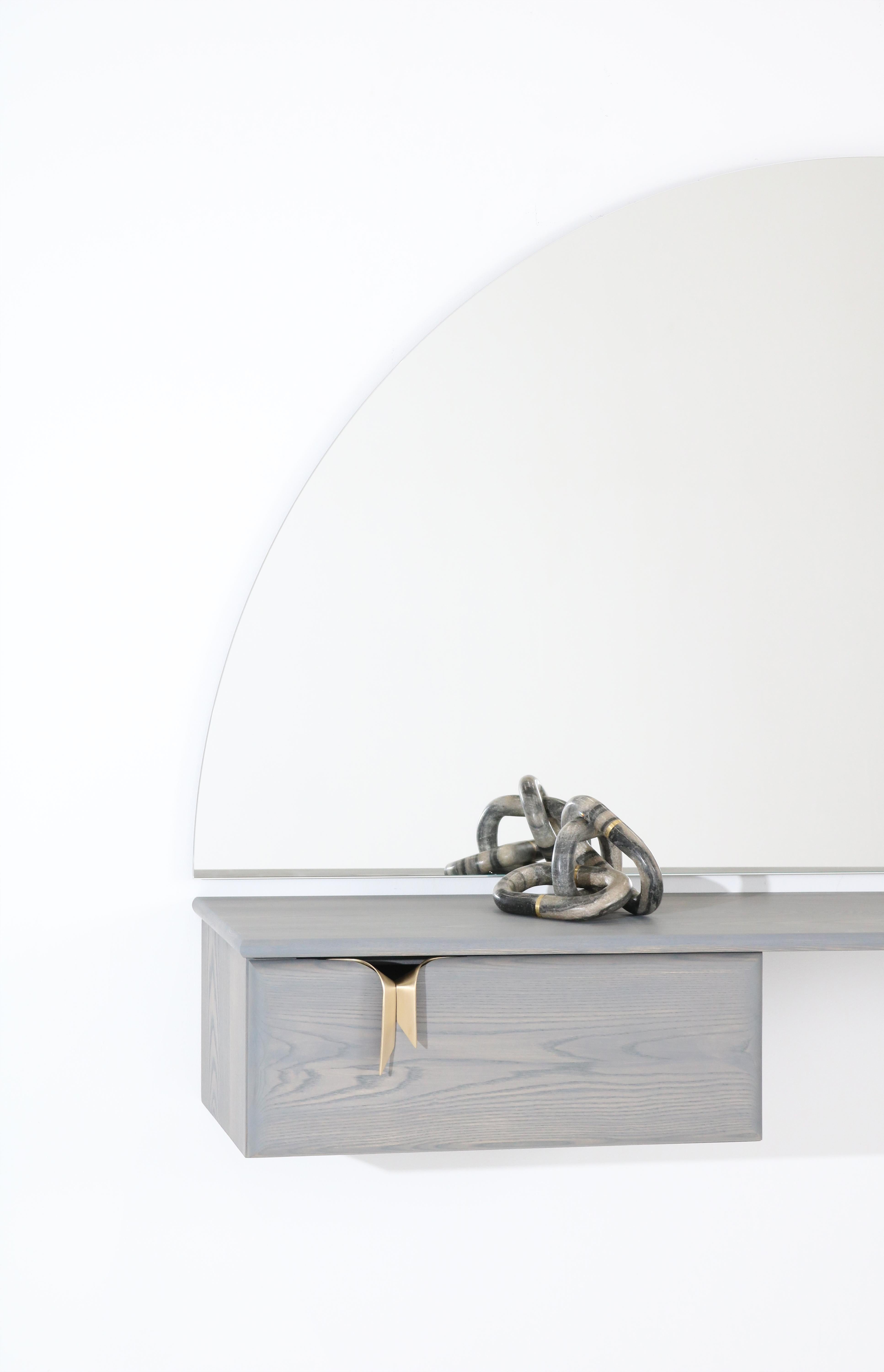Wandschminktisch oder Schreibtisch mit Schleifenband, graues Eschenholz, Bronzebeschläge von Debra Folz (Gebeizt) im Angebot
