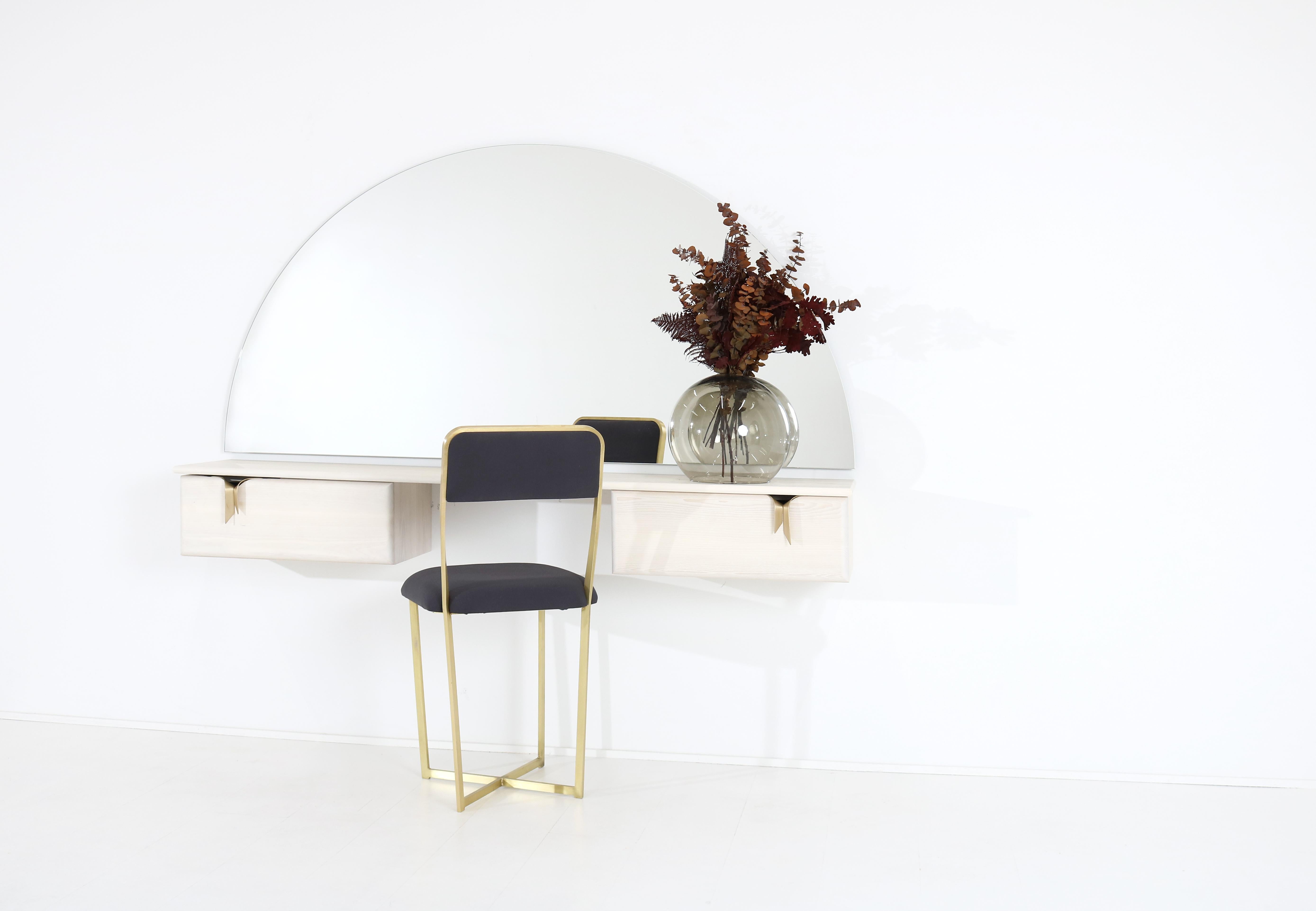 Tocador y Espejo de Pared Ribbon, Madera Marfil, Herrajes Bronce by Debra Folz Estadounidense en venta