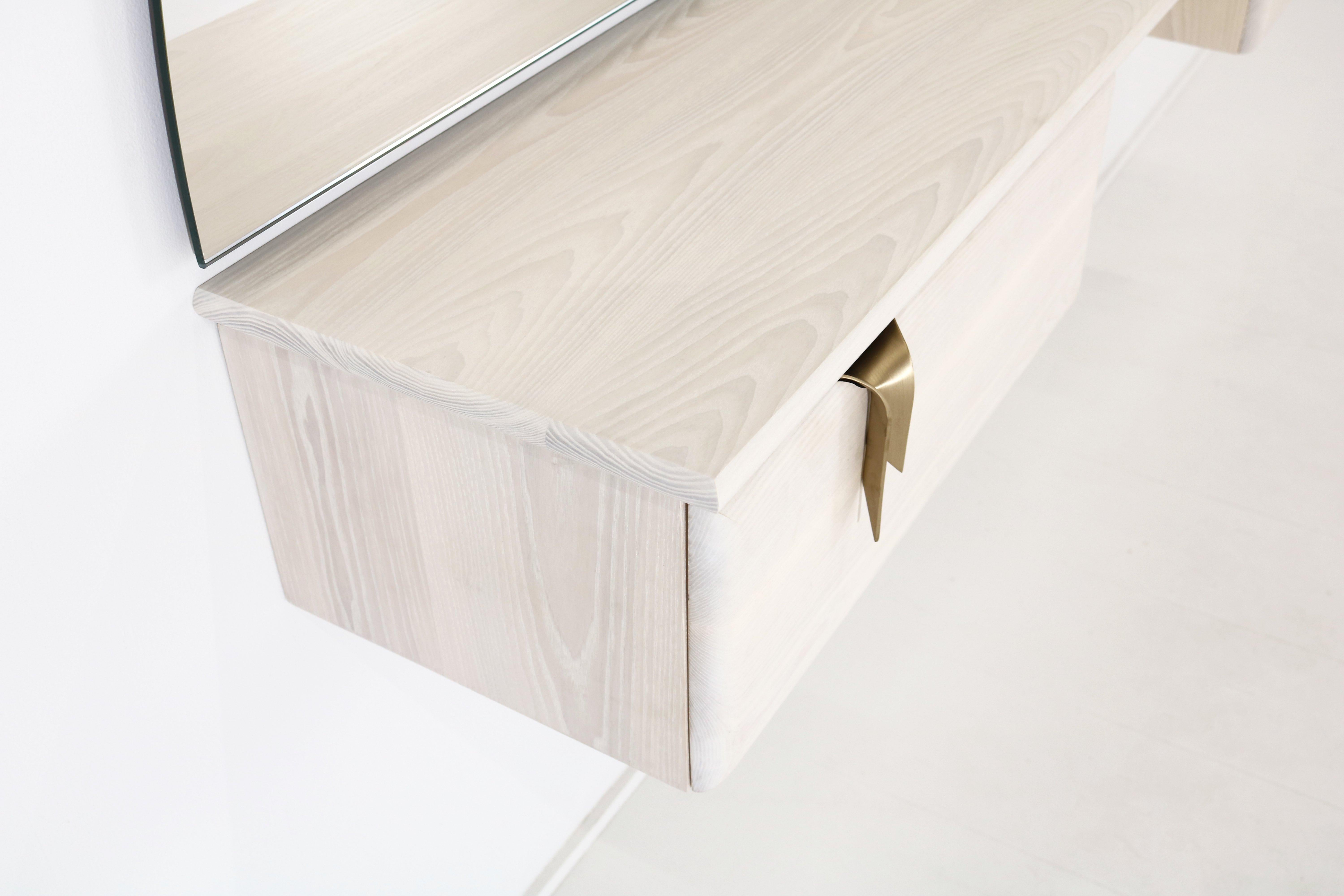 Tocador y Espejo de Pared Ribbon, Madera Marfil, Herrajes Bronce by Debra Folz Vaciado en venta