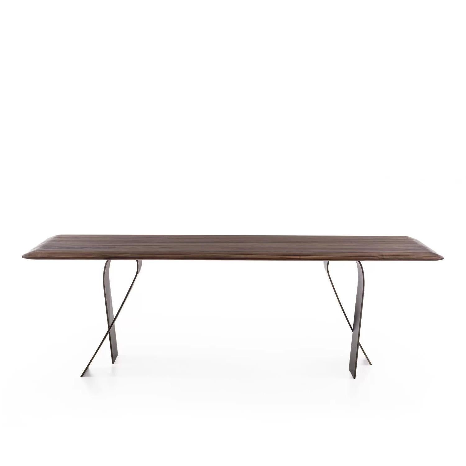 Table Ribbon Walnut avec plateau en noyer massif et lattes en noyer collées
et avec des pieds en acier en acier laqué. 
Également disponible, sur demande, avec un plateau en chêne massif et des lattes en chêne collées.
Également disponible, sur