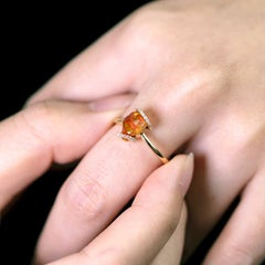 Anello di fidanzamento con diamante e opale di fuoco a nastro in oro giallo 18 carati