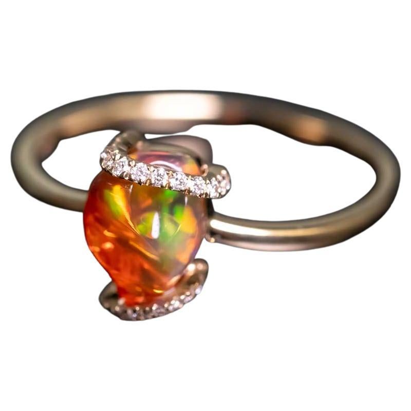 Anello di fidanzamento con diamante e opale di fuoco a nastro in oro giallo 18 carati