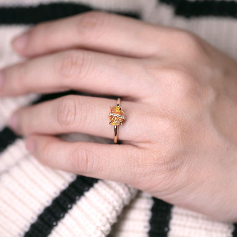 Band gewickelt Feuer Opal Diamant Verlobungsring 18K Gelbgold (Arts and Crafts) im Angebot