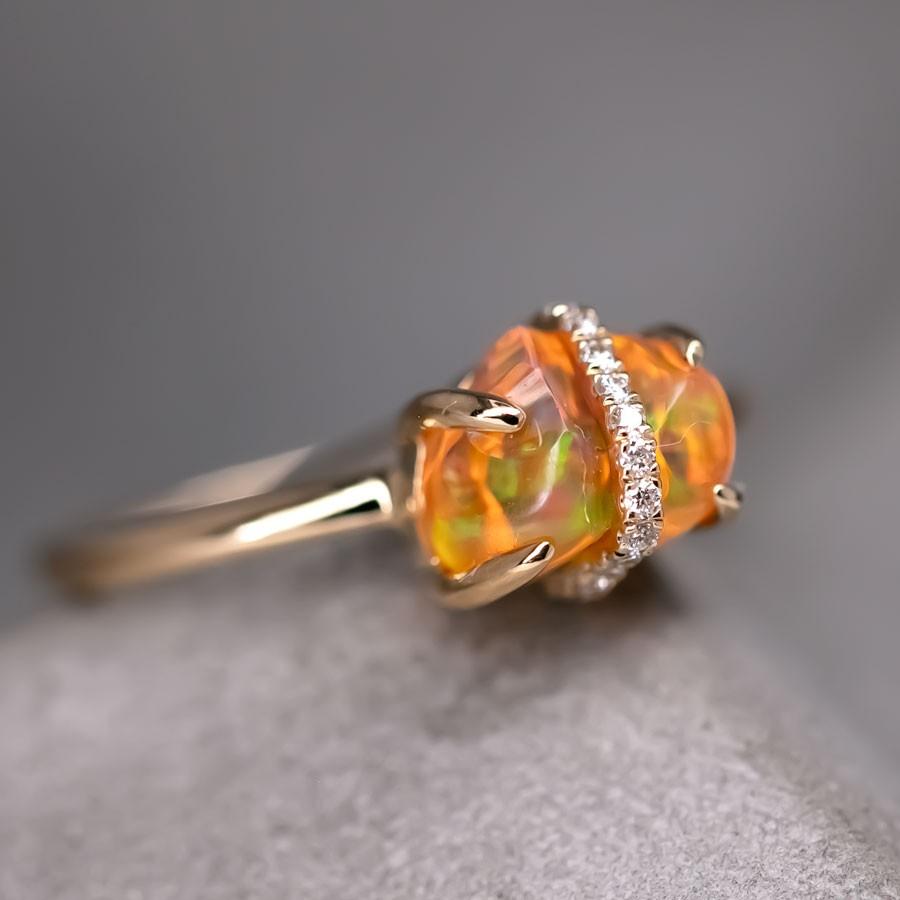 Band gewickelt Feuer Opal Diamant Verlobungsring 18K Gelbgold (Brillantschliff) im Angebot