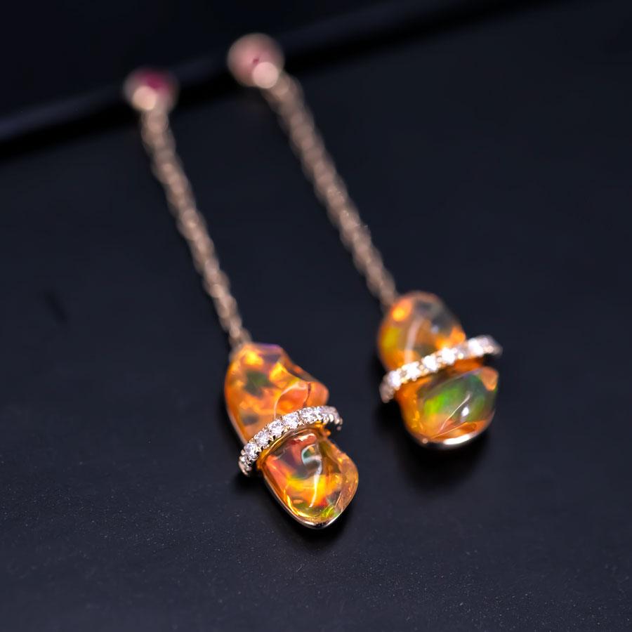 Ribbon Wrapped Fire Opal Ruby Diamond Drop Earrings 18K Yellow Gold im Zustand „Neu“ im Angebot in Suwanee, GA