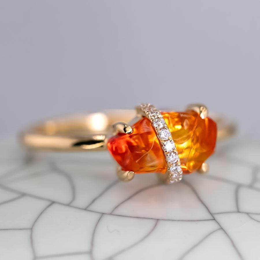Ribbon Wrapped Mexican Fire Opal Diamond Engagement Ring 18K Yellow Gold (Brillantschliff) im Angebot