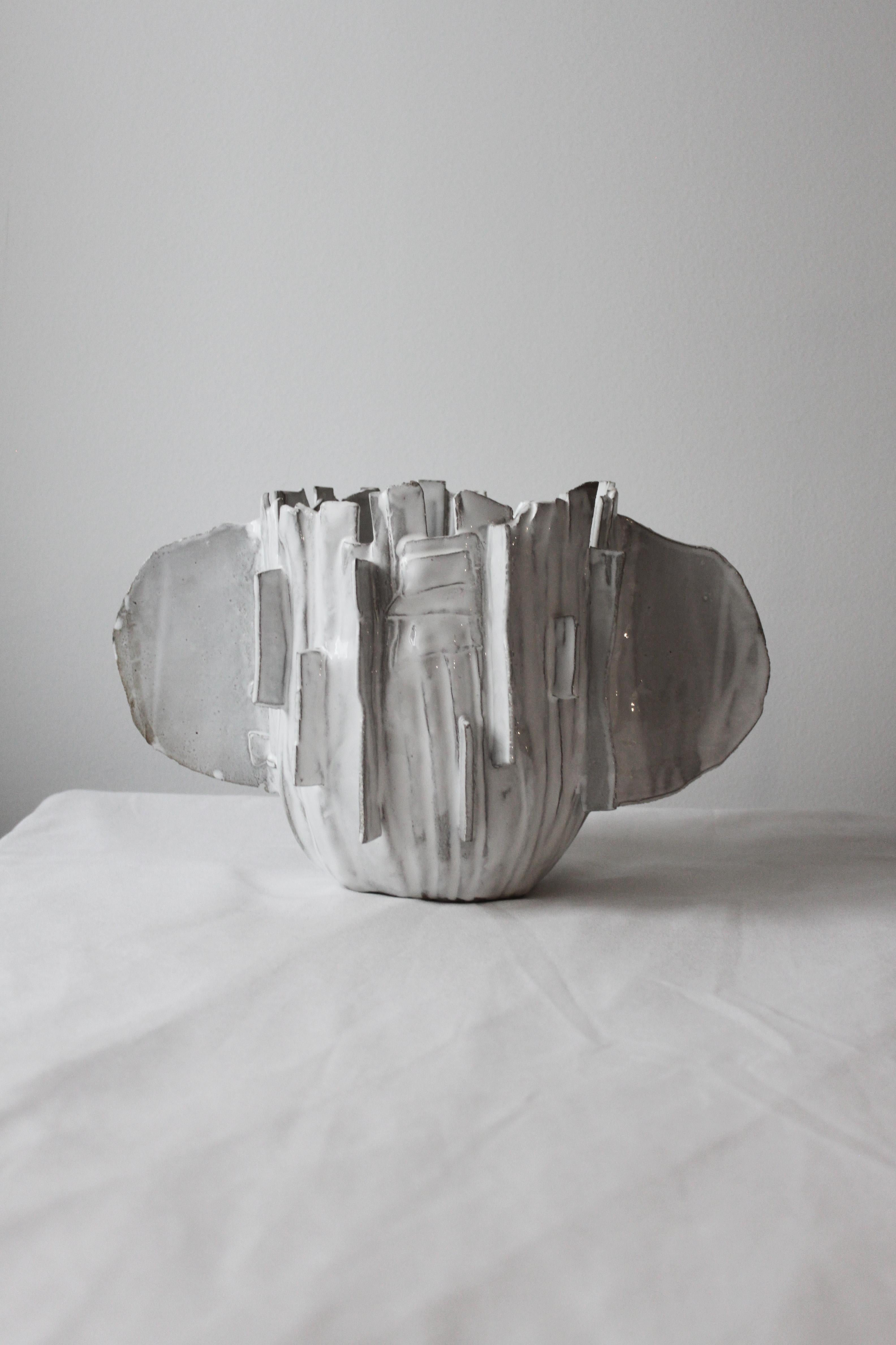 Keramikvase Ribbonear von Lava Studio Ceramics
Einzigartig, 2020
MATERIALIEN: Glasiertes Steingut
Abmessungen: H 25 cm x T 18-20-40 cm

Lava ceramics ist ein kollektives Studio mit Sitz in Athen.