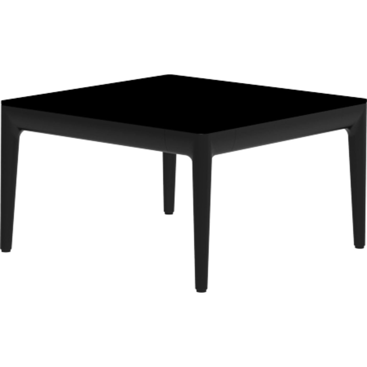 Ribbons Black 50 Coffee Table by MOWEE.
Dimensions: D 50 x W 50 x H 29 cm.
Material: Aluminum and HPL top.
Weight: 8 kg.
Also available in different colors and finishes. (HPL Black Edge or Neolith top).

An unmistakable collection for its beauty and