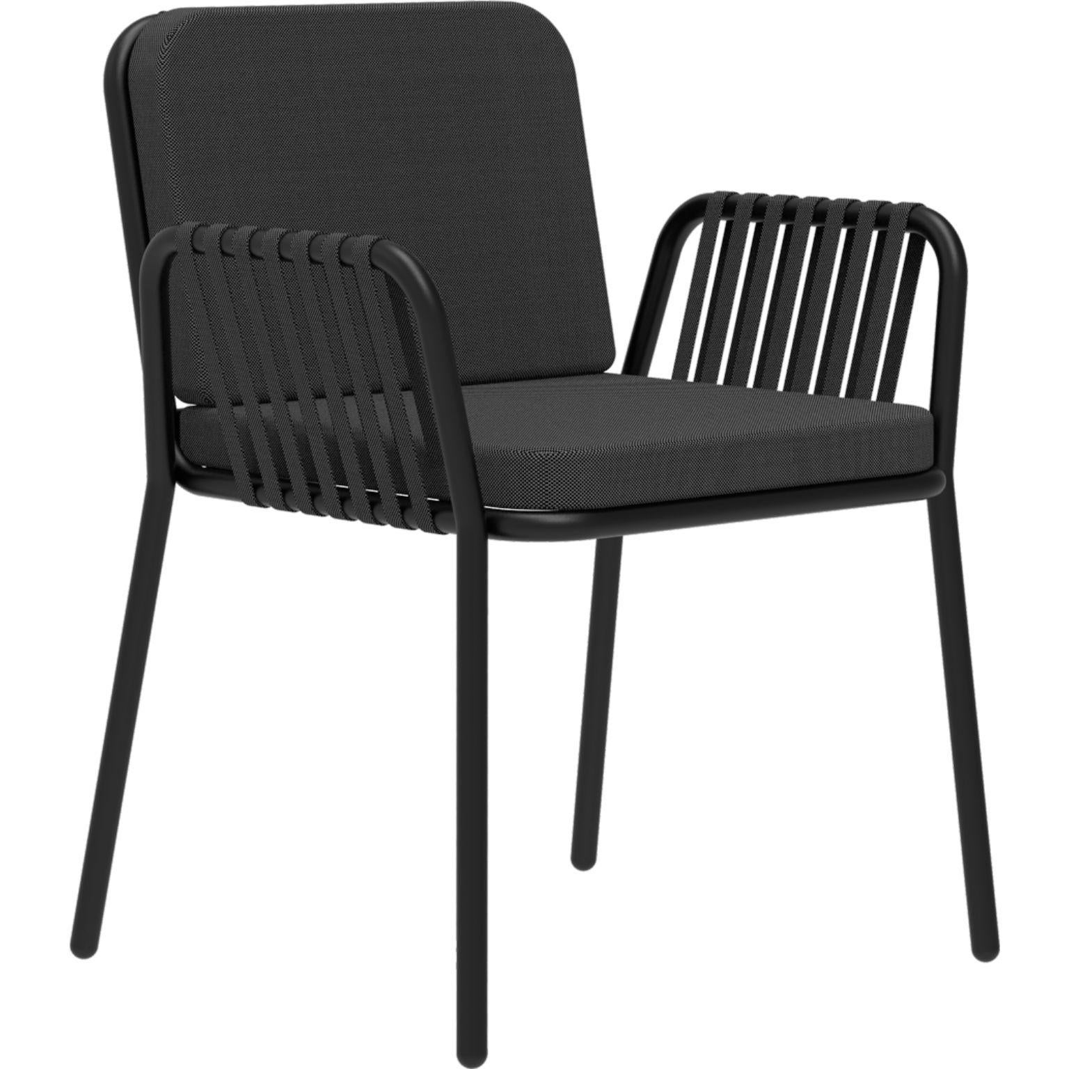 Schwarzer Sessel mit Bändern von MOWEE
Abmessungen: T60 x B62 x H83 cm (Sitzhöhe 48).
MATERIAL: Aluminium und Polstermaterial.
Gewicht: 5 kg.
Auch in verschiedenen Farben und Ausführungen erhältlich.

Eine Collection'S, die durch ihre Schönheit und