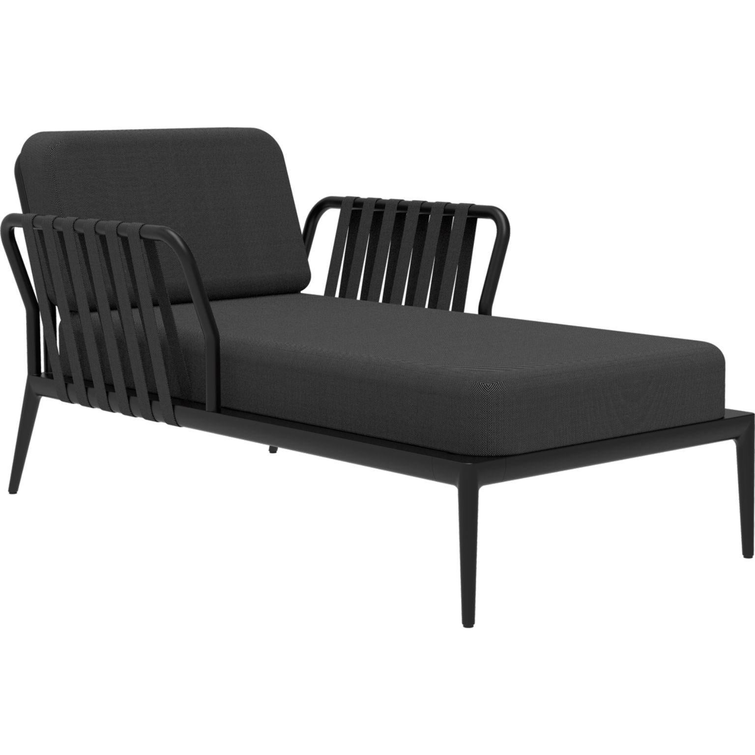 Ribbons black Divan by MOWEE
Dimensions: D91 x W155 x H81 cm (seat height 42cm)
Material: Aluminum and upholstery.
Weight: 30 kg.
Also available in different colors and finishes. 

An unmistakable collection for its beauty and robustness. A