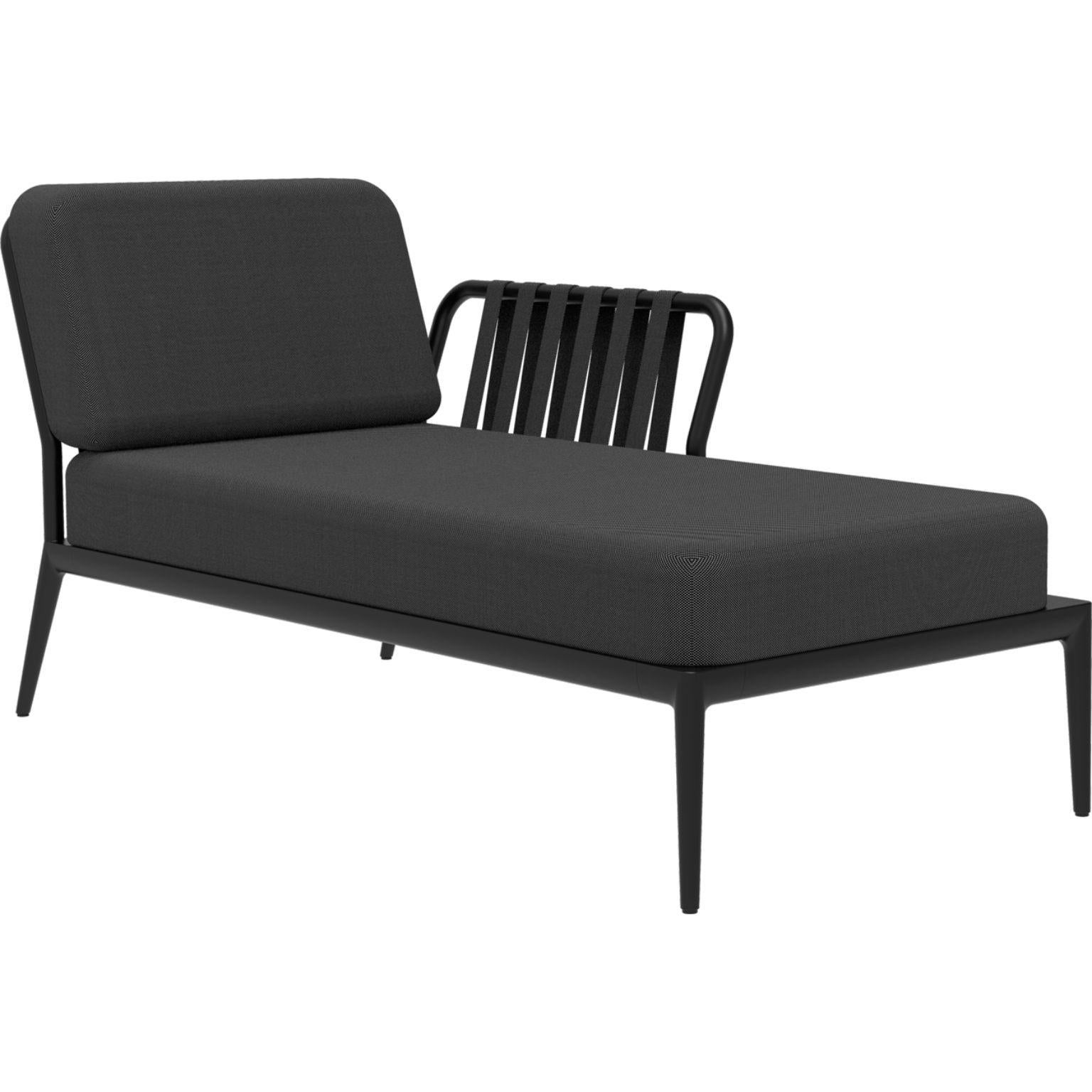 Ribbons Black Left Chaise Longue by MOWEE
Dimensions: D80 x W155 x H81 cm
Material: Aluminum, Upholstery
Weight: 28 kg
Also Available in different colors and finishes. 

An unmistakable collection for its beauty and robustness. A tribute to