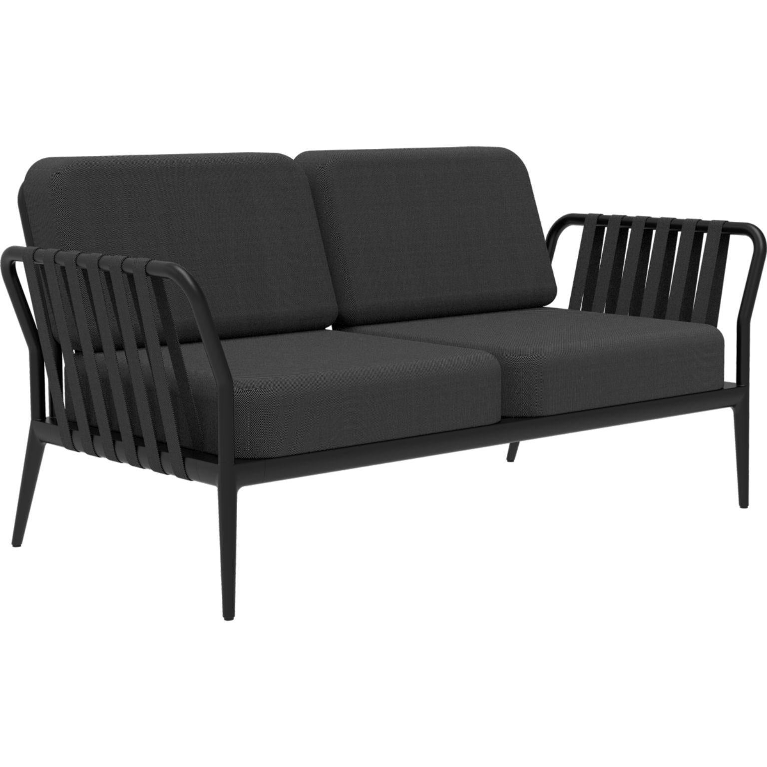 Ribbons black sofa by MOWEE
Dimensions: D83 x W160 x H81 cm
Material: Aluminum, Upholstery
Weight: 32 kg
Also available in different colors and finishes. 

An unmistakable collection for its beauty and robustness. A tribute to the Valencian