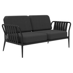 schwarzes Sofa mit Bändern von MOWEE