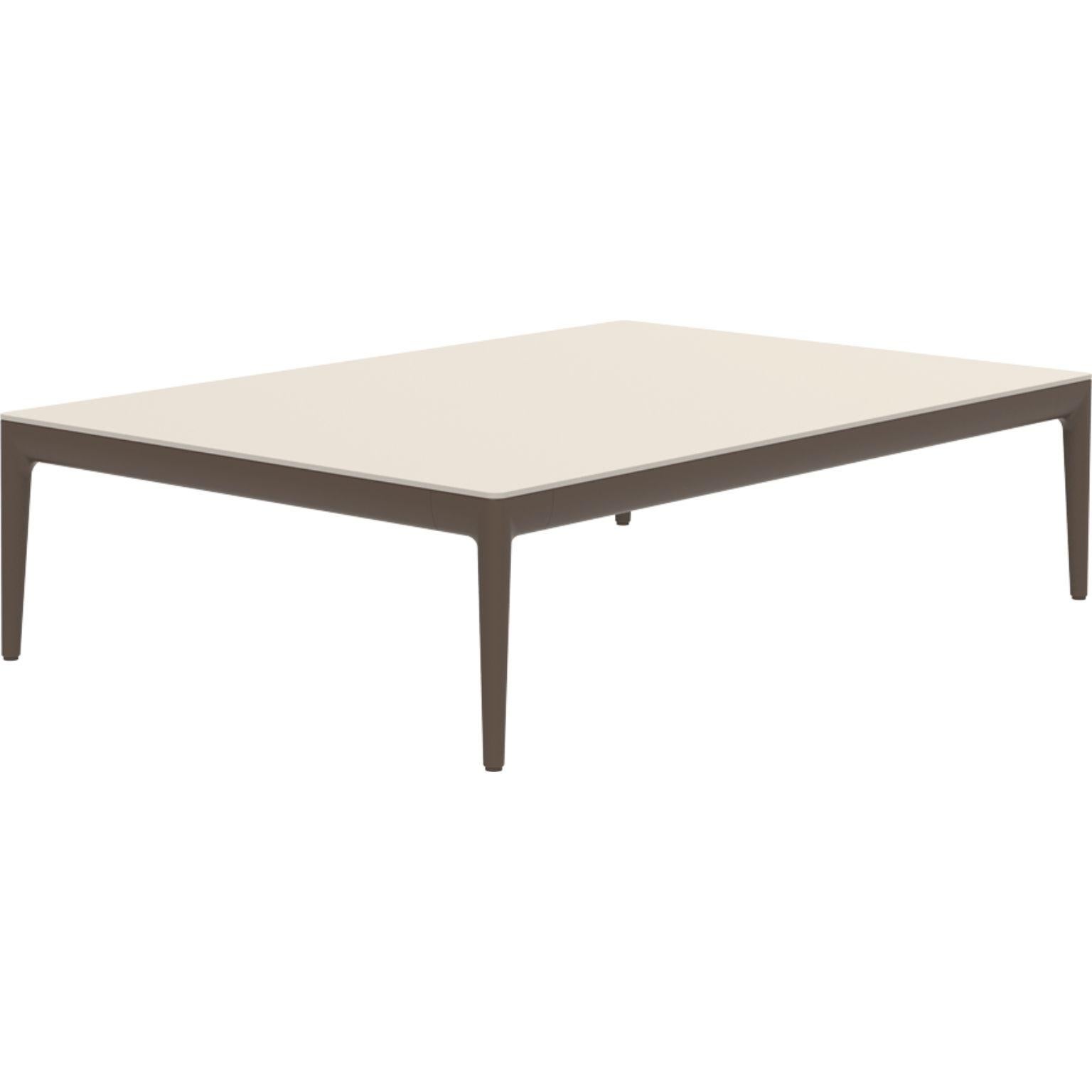 Ribbons bronze 115 coffee table by MOWEE
Dimensions: D 76 x W 115 x H 29 cm
Material: Aluminum and HPL top.
Weight: 14.5 kg.
Also available in different colors and finishes. (HPL Black Edge or Neolith top).

An unmistakable collection for its