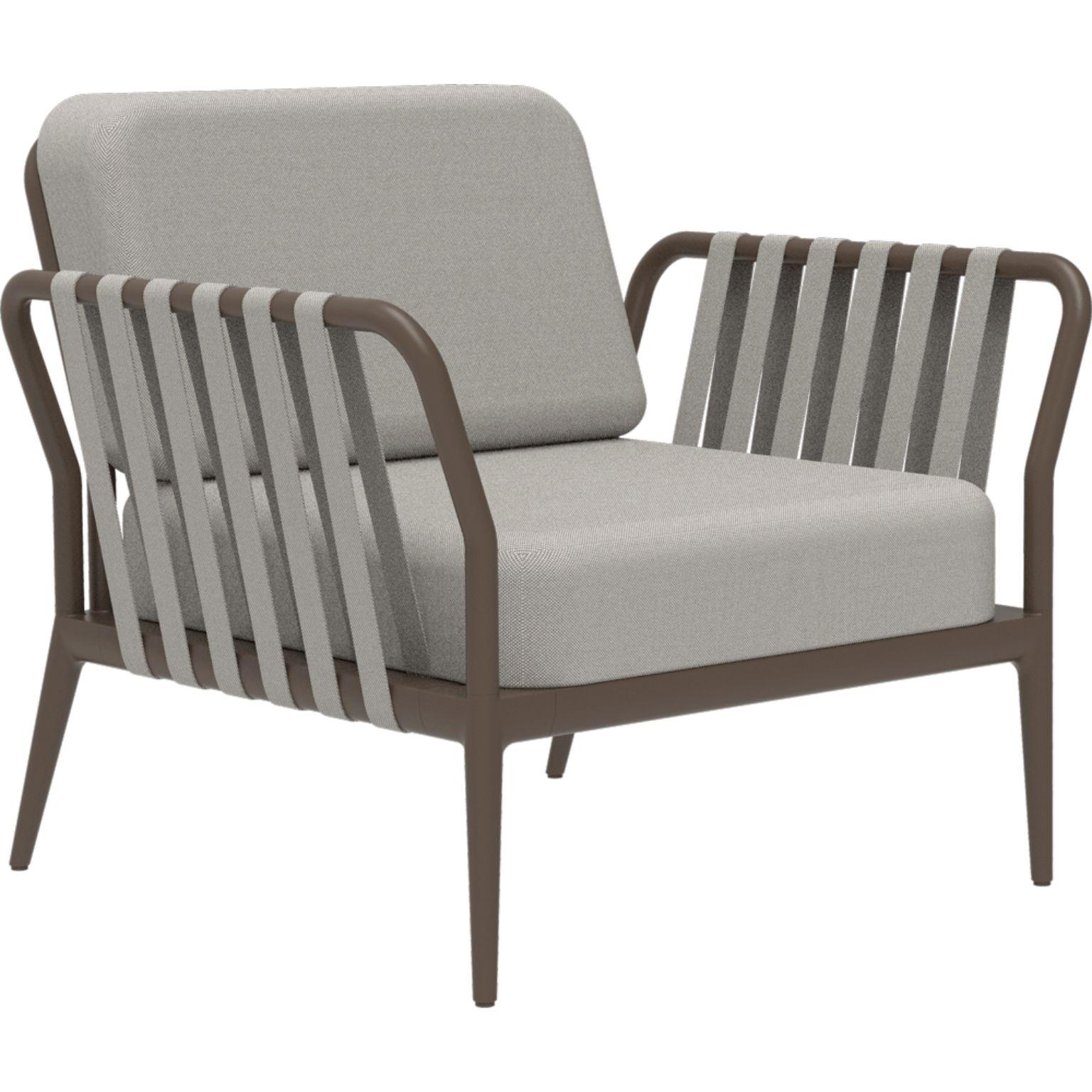 Ribbons Bronze armchair by MOWEE
Dimensions: D83 x W91 x H81 cm (Seat Height 42 cm)
Material: Aluminum, Upholstery
Weight: 20 kg
Also Available in different colors and finishes. 

An unmistakable collection for its beauty and robustness. A