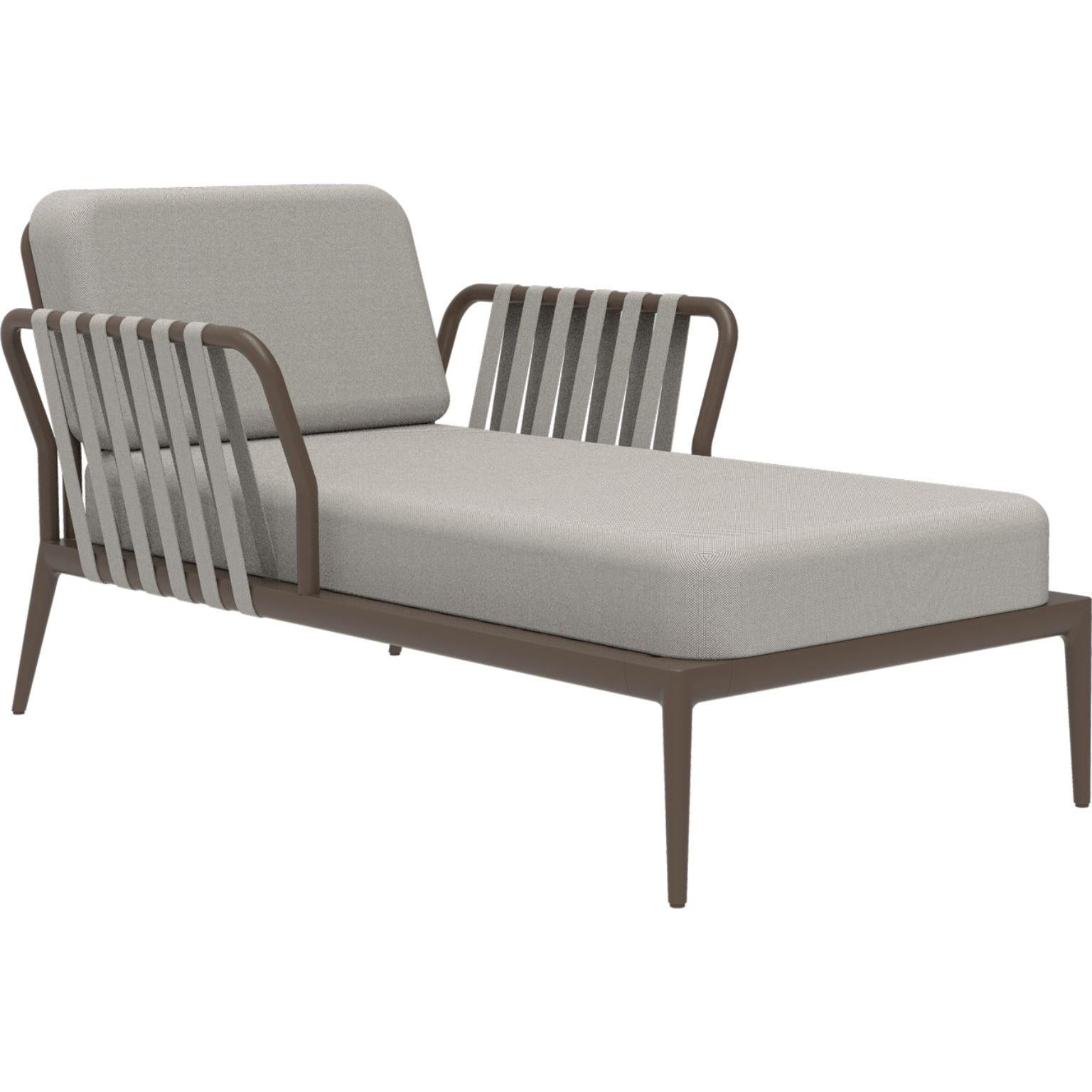 Ribbons Bronze Divan by MOWEE
Dimensions: D91 x W155 x H81 cm (seat height 42cm)
Material: Aluminum and upholstery.
Weight: 30 kg.
Also available in different colors and finishes.

An unmistakable collection for its beauty and robustness. A