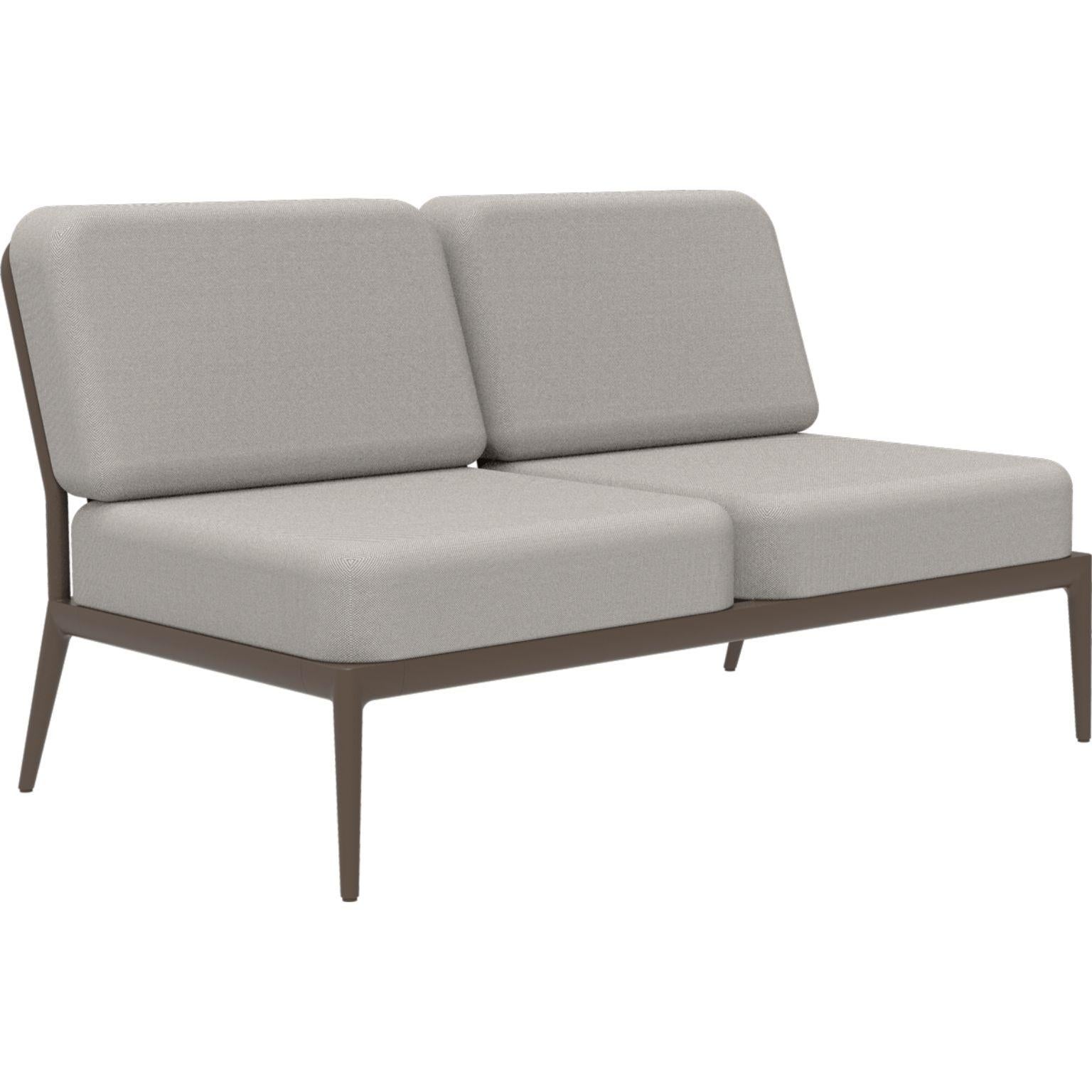 Ribbons Bronze double central modular sofa by MOWEE
Dimensions: D83 x W136 x H81 cm
Material: Aluminum, and upholstery.
Weight: 27 kg.
Also available in different colors and finishes.

An unmistakable collection for its beauty and robustness.