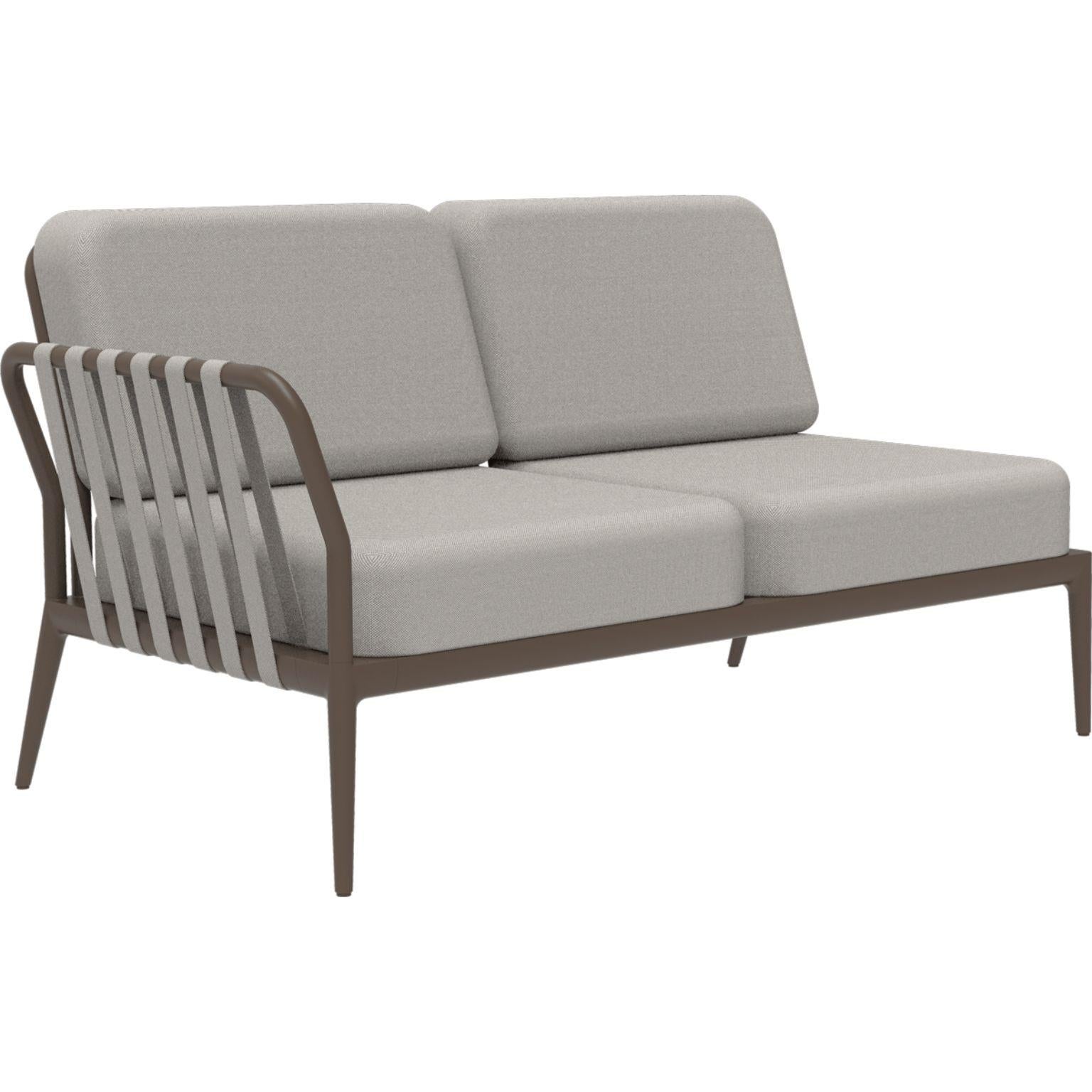 Canapé modulable double droite Ribbons bronze par Mowee
Dimensions : D83 x L148 x H81 cm (hauteur d'assise 42 cm).
Matériau : Aluminium et rembourrage.
Poids : 29 kg
Également disponible en différentes couleurs et finitions.

Une collection