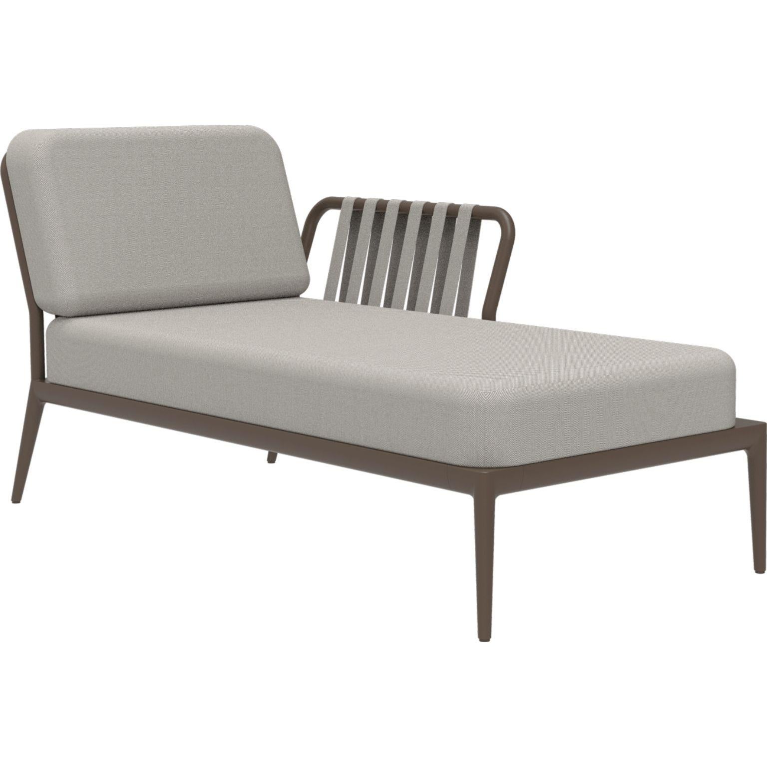 Ribbons Bronze Left Chaise Longue by MOWEE.
Dimensions: D80 x W155 x H81 cm.
Material: Aluminum, Upholstery.
Weight: 28 kg
Also Available in different colours and finishes.

An unmistakable collection for its beauty and robustness. A tribute