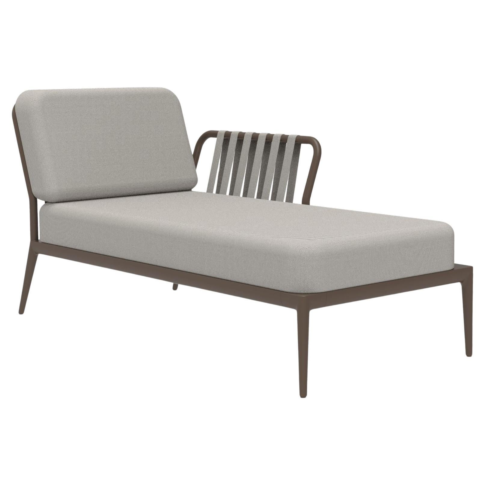 links Chaiselongue mit Bändern aus Bronze von MOWEE