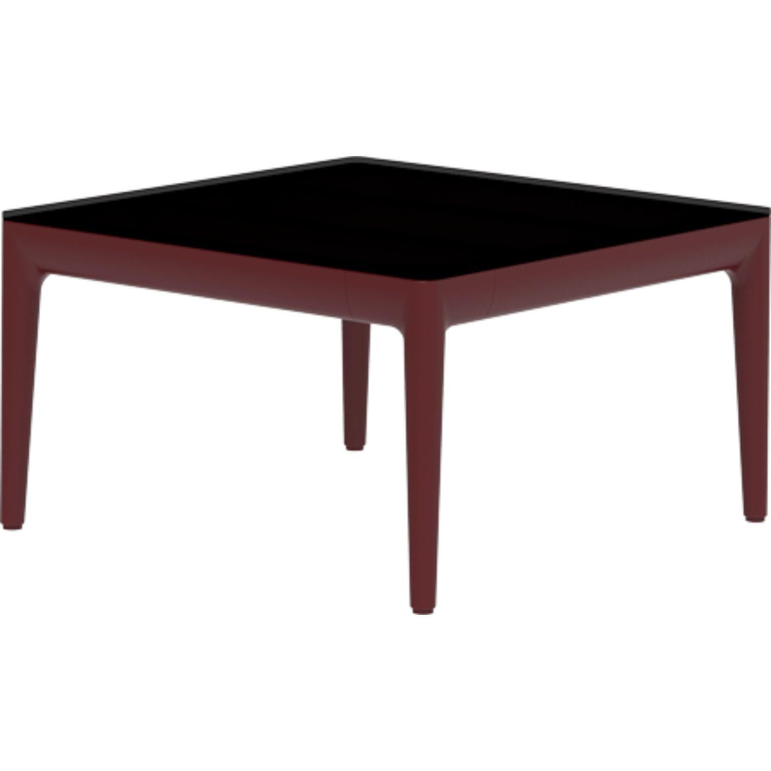 Ribbons Burgundy coffee table 50 by MOWEE
Dimensions: D50 x W50 x H29 cm
Material: Aluminum and HPL top.
Weight: 8 kg.
Also available in different colors and finishes. (HPL Black Edge or Neolith top). 

An unmistakable collection for its