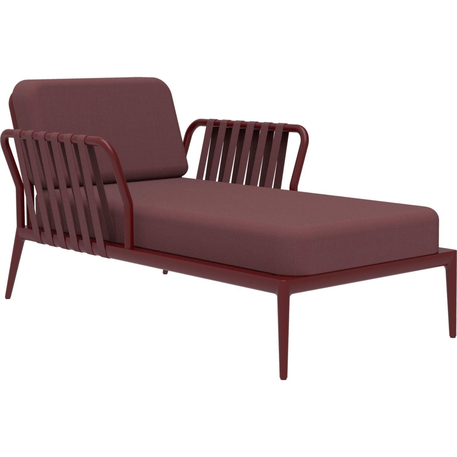 Ribbons Burgundy Divan by MOWEE
Dimensions: D91 x W155 x H81 cm (seat height 42cm)
Material: Aluminum and upholstery.
Weight: 30 kg.
Also available in different colors and finishes. 

An unmistakable collection for its beauty and robustness. A