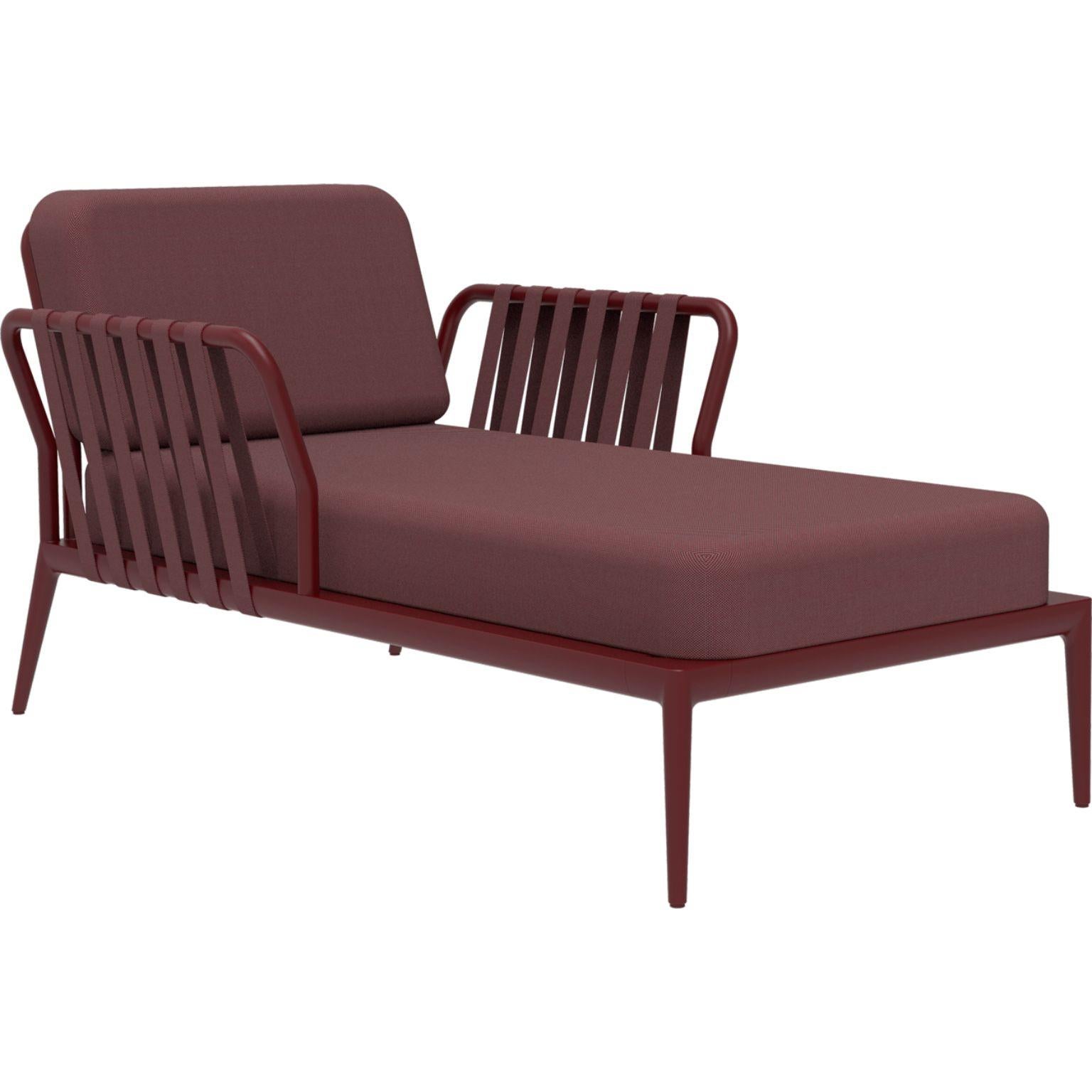 Divan bordeaux à rubans de MOWEE
Dimensions : D91 x L155 x H81 cm (hauteur d'assise 42cm)
Matériau : Aluminium et rembourrage.
Poids : 30 kg.
Également disponible en différentes couleurs et finitions. 

Une collection incontournable pour sa beauté