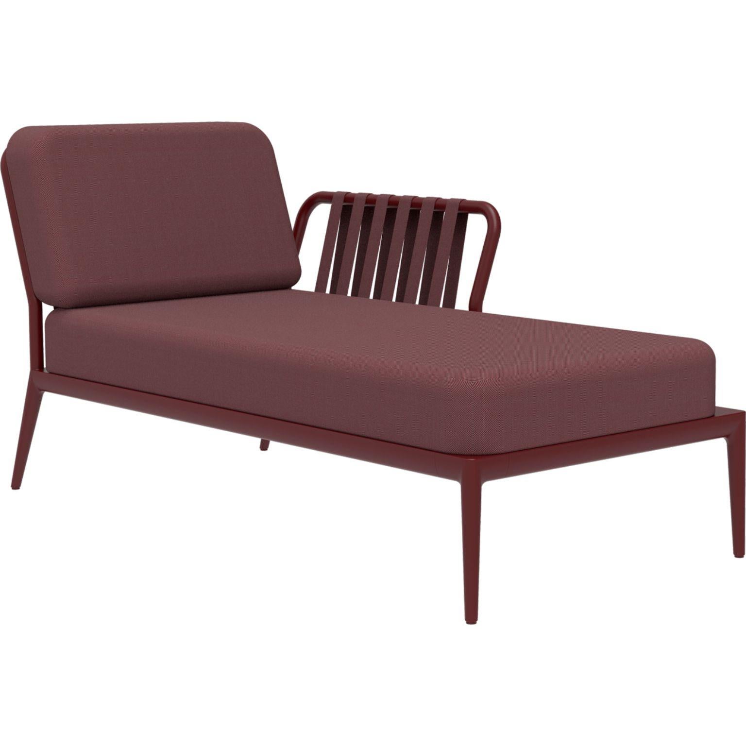 Ribbons Burgundy Left Chaise Longue by MOWEE
Dimensions: D80 x W155 x H81 cm
Material: Aluminum, Upholstery
Weight: 28 kg
Also Available in different colors and finishes. 

An unmistakable collection for its beauty and robustness. A tribute to