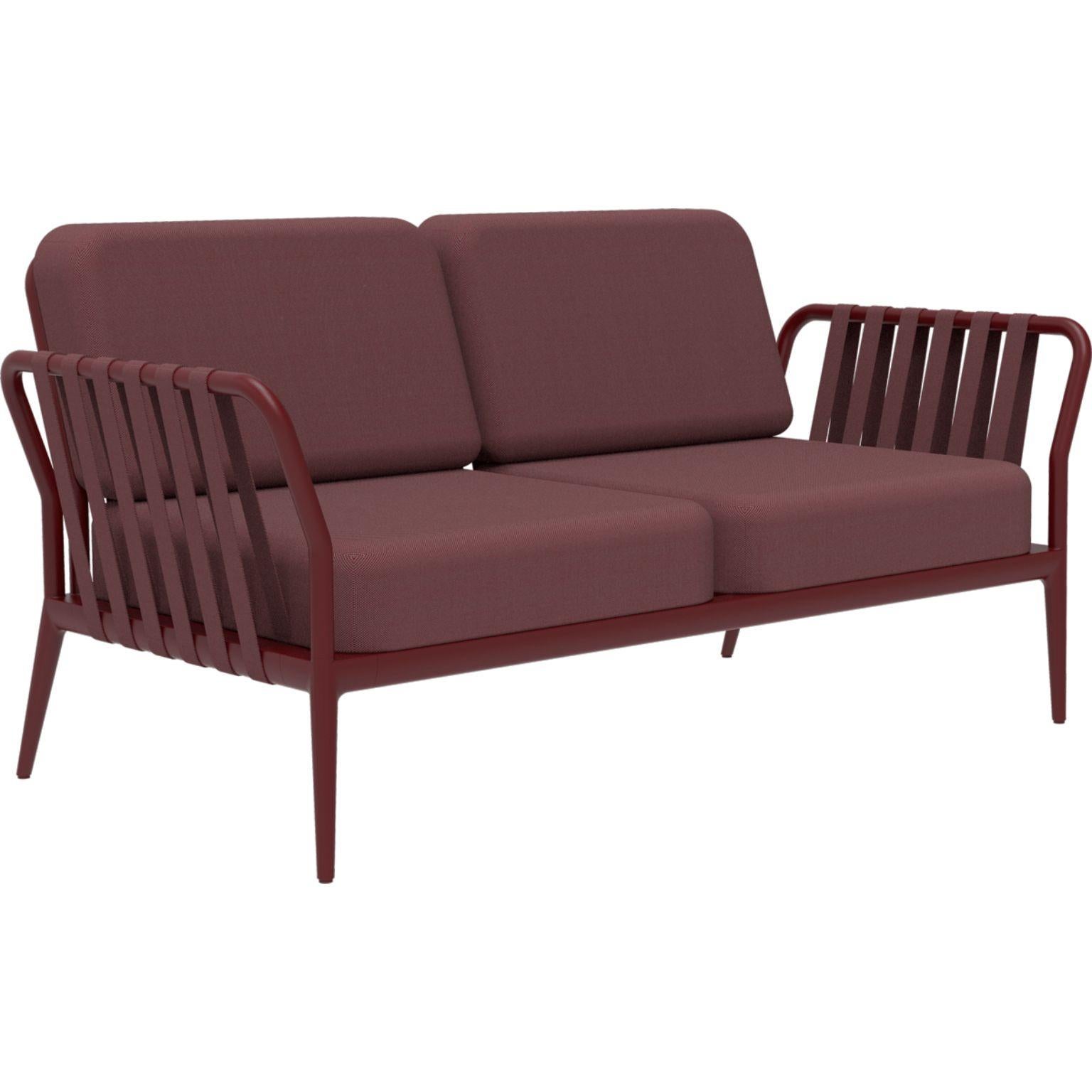 Ribbons burgundy sofa by Mowee.
Dimensions: D83 x W160 x H81 cm.
Material: Aluminium, upholstery.
Weight: 32 kg
Also available in different colors and finishes.

An unmistakable collection for its beauty and robustness. A tribute to the