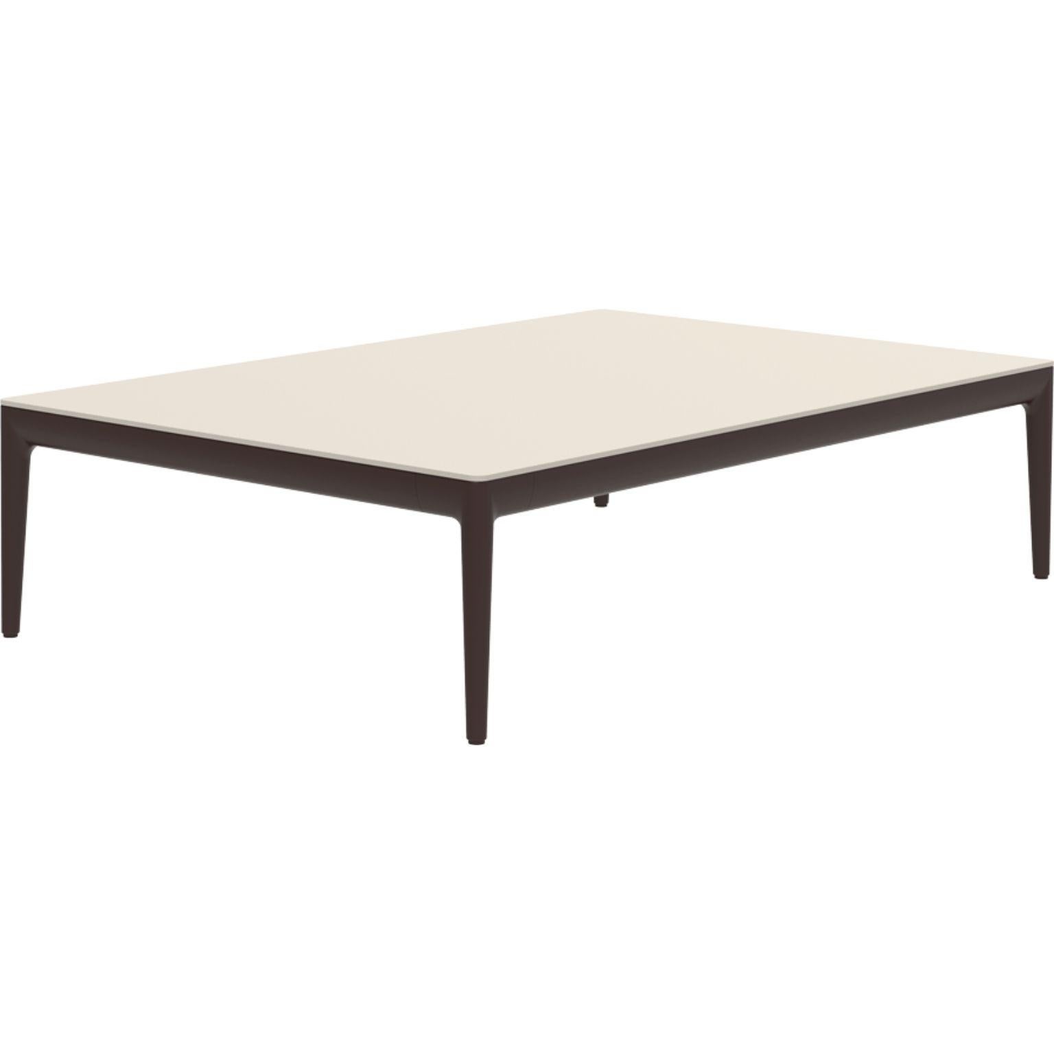 Table basse Ribbons Chocolate 115 par MOWEE
Dimensions : D76 x L115 x H29 cm
Matériau : Aluminium et plateau HPL.
Poids : 14,5 kg.
Également disponible en différentes couleurs et finitions. (HPL Black Edge ou Neolith top). 

Une collection