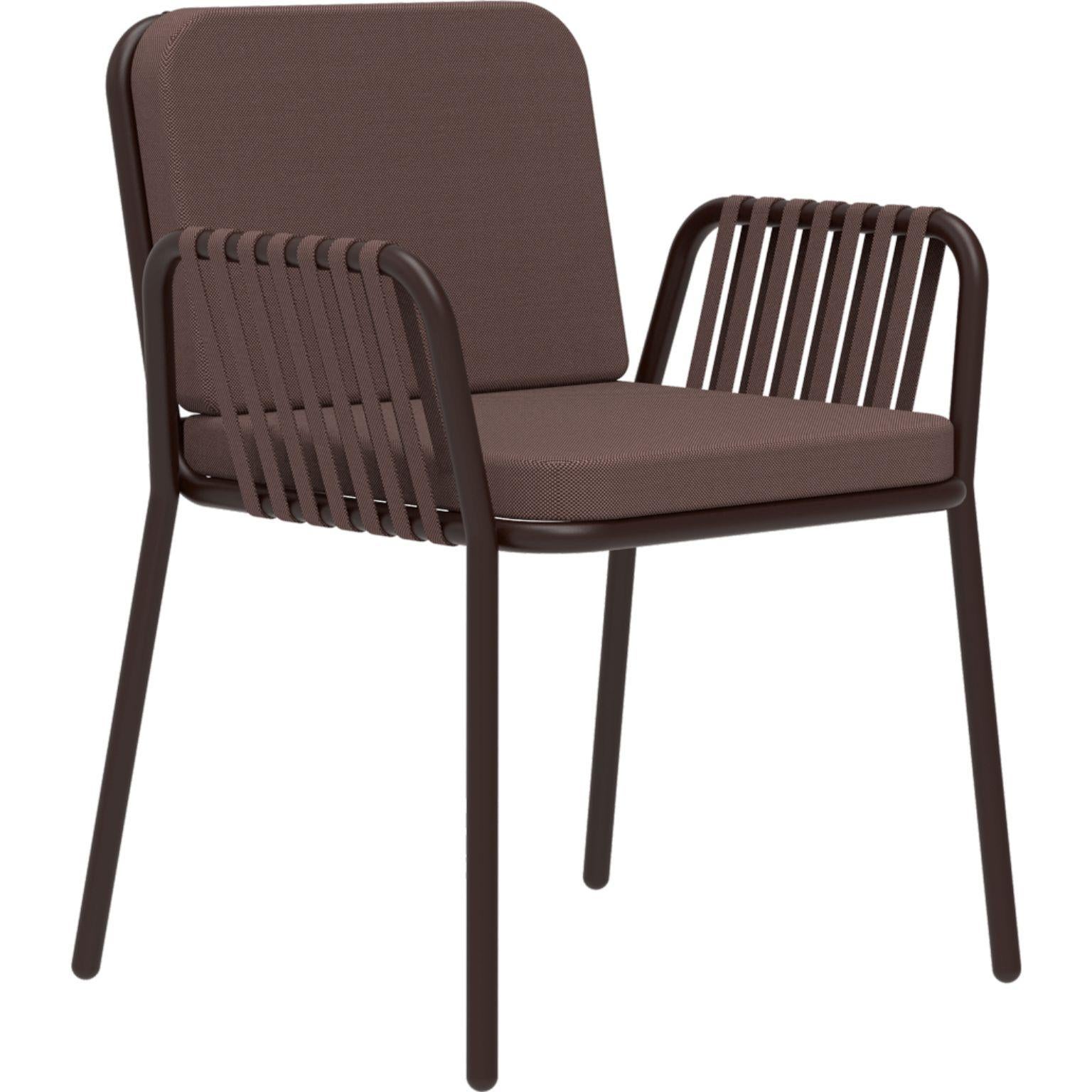 Sillón de chocolate Ribbons by MOWEE
Dimensiones: P60 x An62 x Al83 cm (altura del asiento 48).
Material: Aluminio y tapicería.
Peso: 5 kg.
También disponible en diferentes colores y acabados.

Una colección inconfundible por su belleza y robustez.