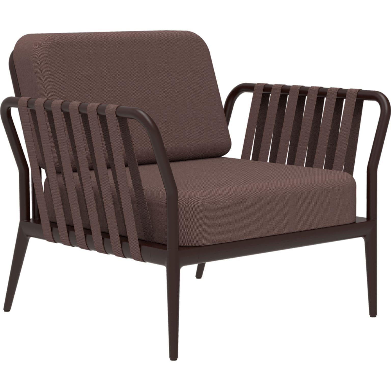 Ribbons chocolate armchair by MOWEE
Dimensions: D83 x W91 x H81 cm (Seat Height 42 cm)
Material: Aluminum, Upholstery
Weight: 20 kg
Also Available in different colors and finishes. 

An unmistakable collection for its beauty and robustness. A
