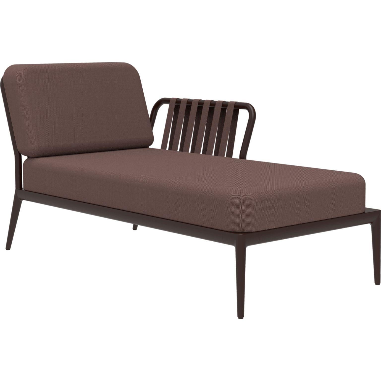 Ribbons chocolate left chaise longue by MOWEE
Dimensions: D80 x W155 x H81 cm
Material: aluminum, upholstery
Weight: 28 kg
Also available in different colours and finishes.

An unmistakable collection for its beauty and robustness. A tribute