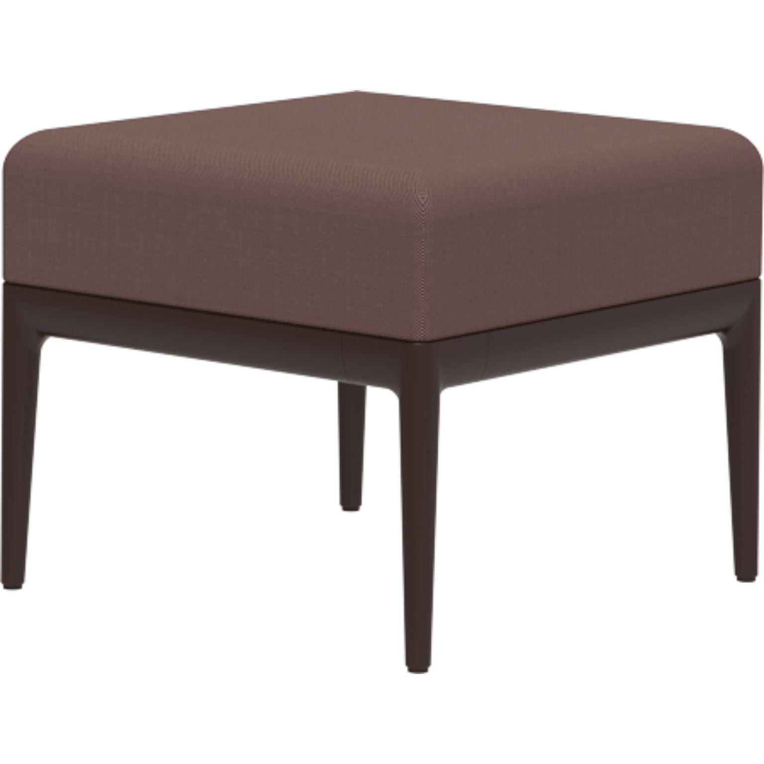 Manchette à rubans chocolat de MOWEE
Dimensions : D50 x W50 x H42 cm.
Matériau : Aluminium et rembourrage.
Poids : 9.3 kg
Également disponible en différentes couleurs et finitions. 

Une collection incontournable pour sa beauté et sa
