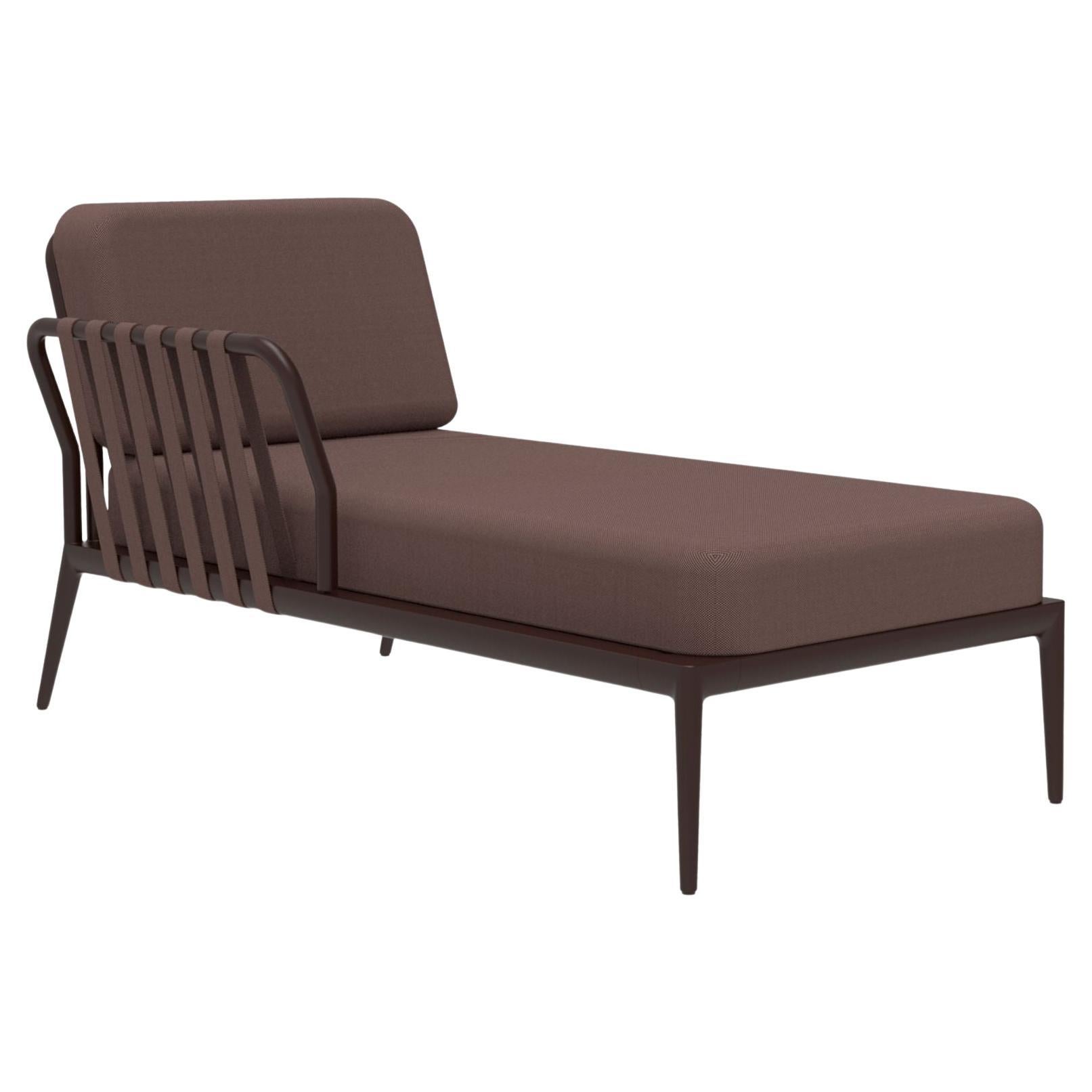 Schokoladenrote Chaiselongue mit Bändern von MOWEE im Angebot