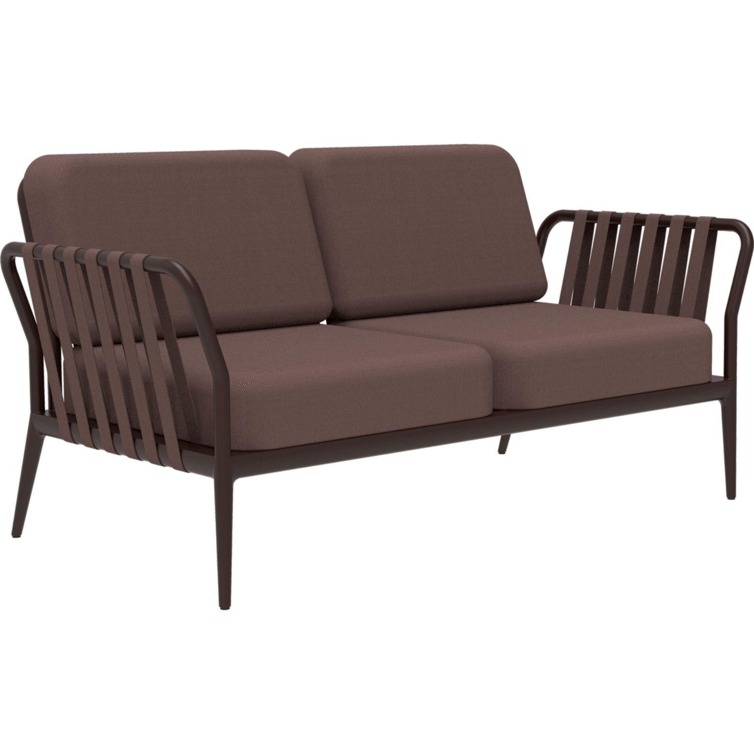 Ribbons chocolate sofa by MOWEE
Dimensions: D83 x W160 x H81 cm
Material: Aluminum, Upholstery
Weight: 32 kg
Also available in different colors and finishes. 

An unmistakable collection for its beauty and robustness. A tribute to the