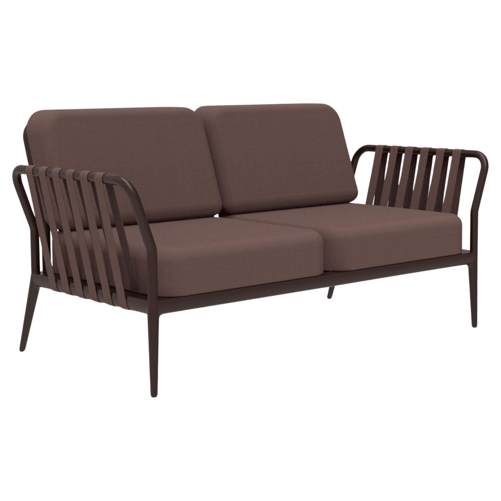 Schokoladenes Sofa mit Bändern von MOWEE im Angebot