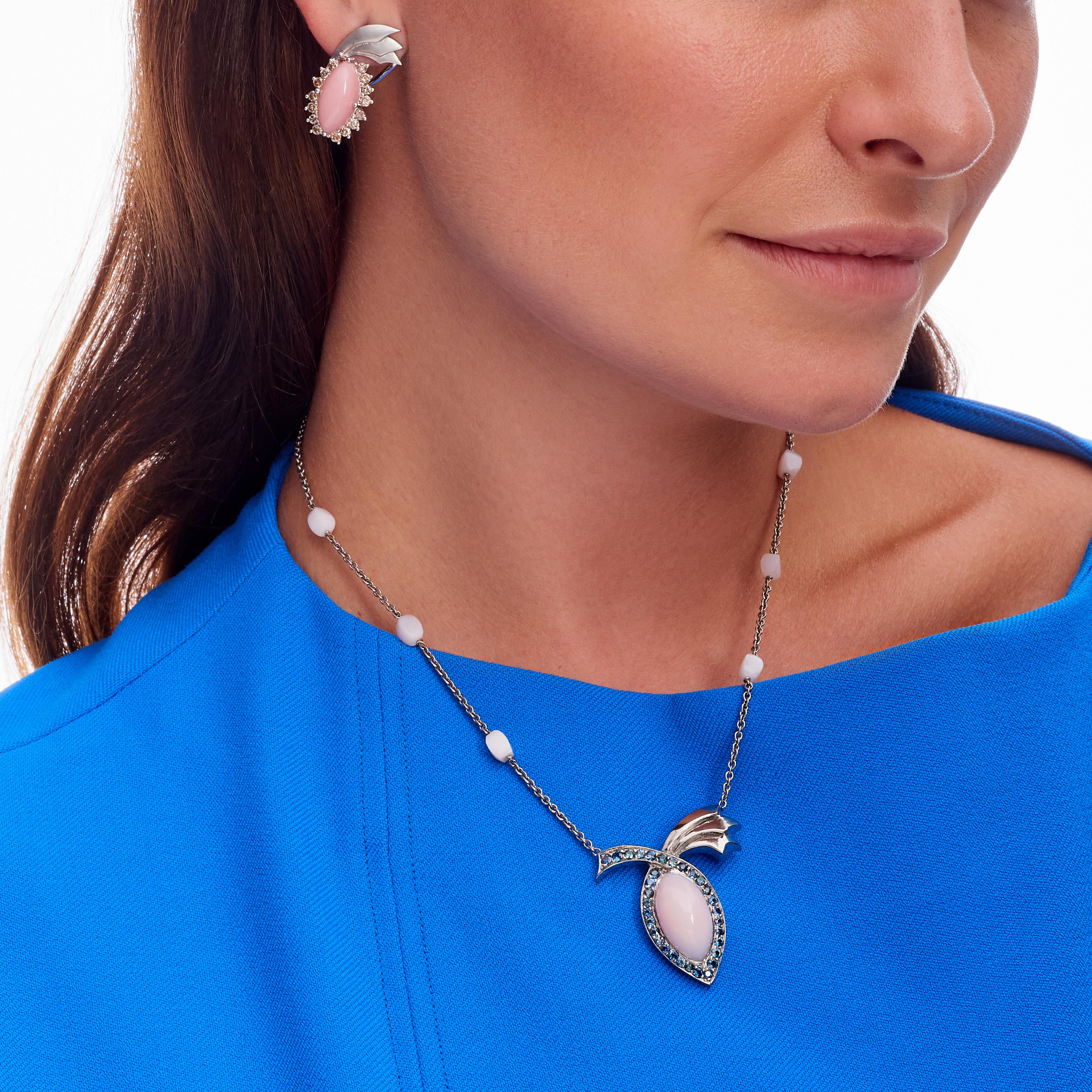 Art Deco 11.89 Carat Peruvian Pink Opal Blue Sapphire Pendant Necklace For Sale