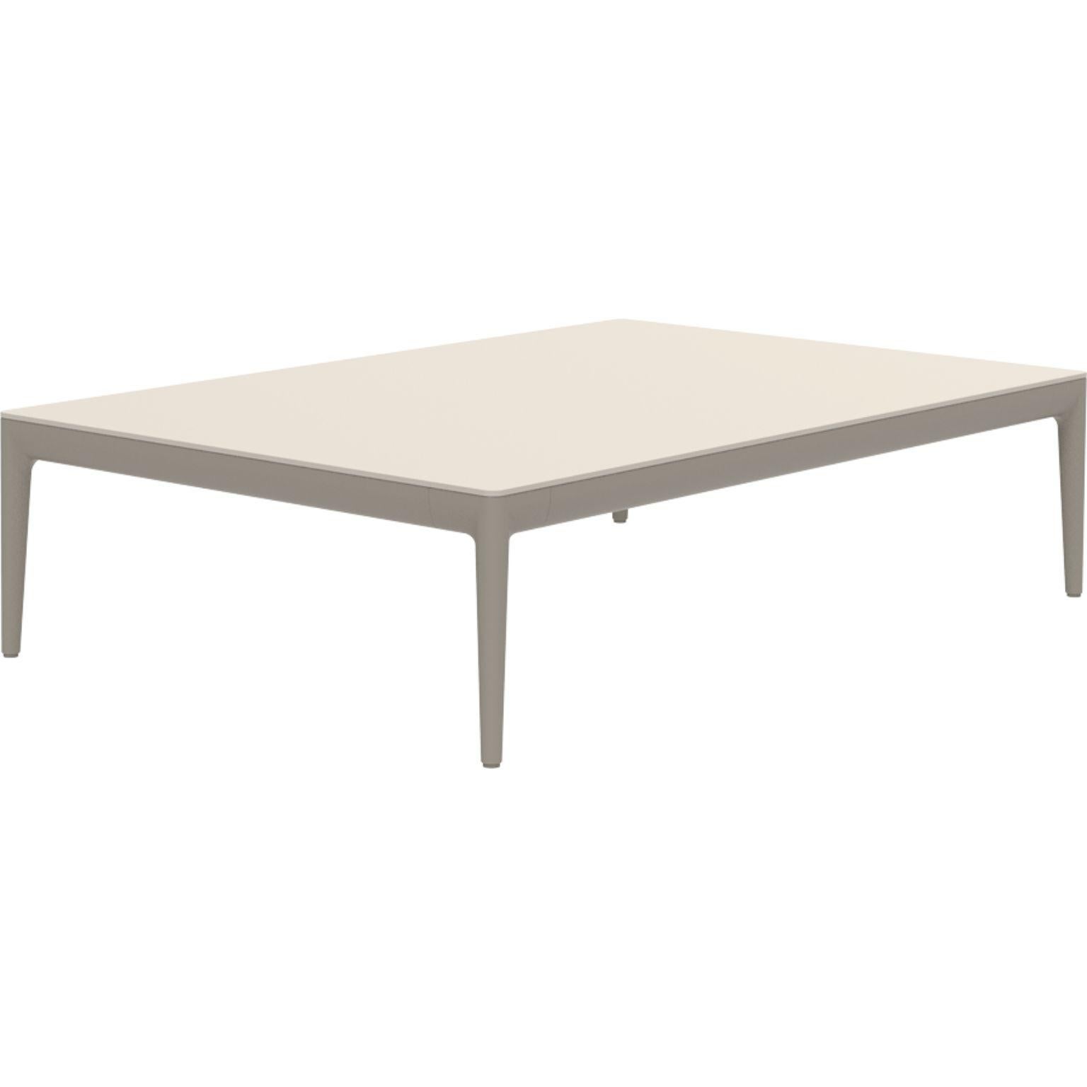 Ribbons Cream 115 coffee table by MOWEE
Dimensions: D76 x W115 x H29 cm
Material: Aluminum and HPL top.
Weight: 14.5 kg.
Also available in different colors and finishes. (HPL Black Edge or Neolith top). 

An unmistakable collection for its