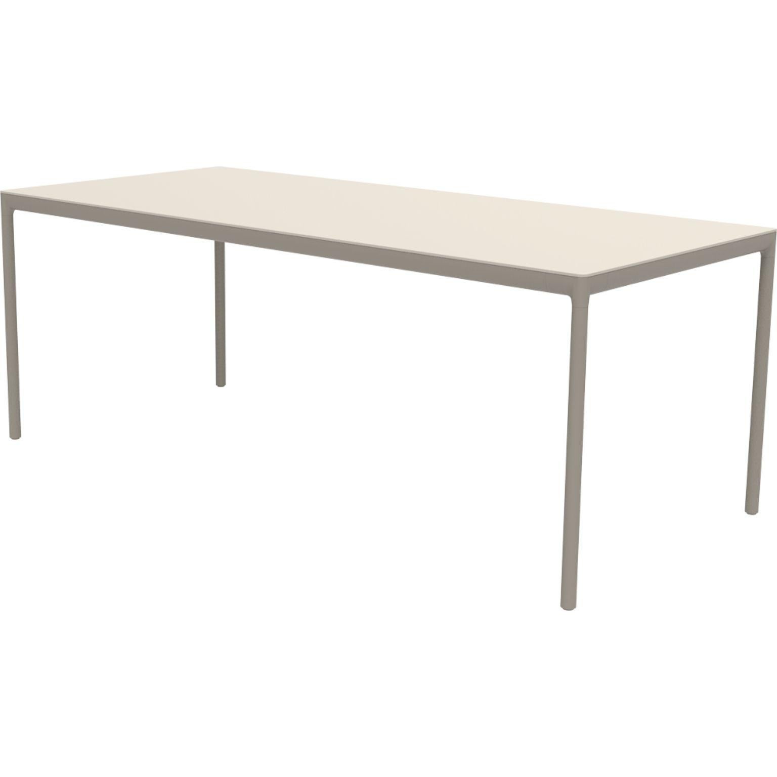 Table basse Ribbons Cream 200 par MOWEE.
Dimensions : D90 x W200 x H75 cm.
Matériau : Aluminium et plateau HPL.
Poids : 25 kg.
Également disponible en différentes couleurs et finitions. (HPL Black Edge ou Neolith top).

Une collection incontournable