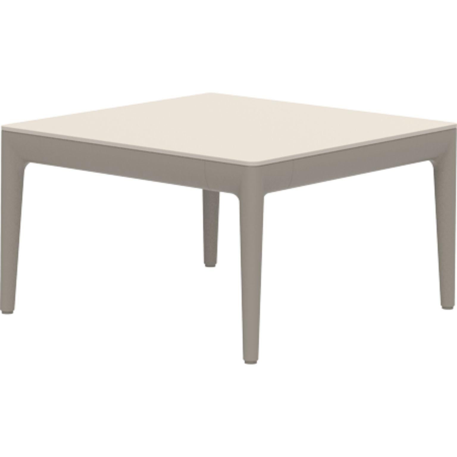 Table basse Ribbons Cream 50 by MOWEE
Dimensions : D50 x L50 x H29 cm
Matériau : Aluminium et plateau HPL.
Poids : 8 kg.
Également disponible en différentes couleurs et finitions. (HPL Black Edge ou Neolith top). 

Une collection incontournable pour