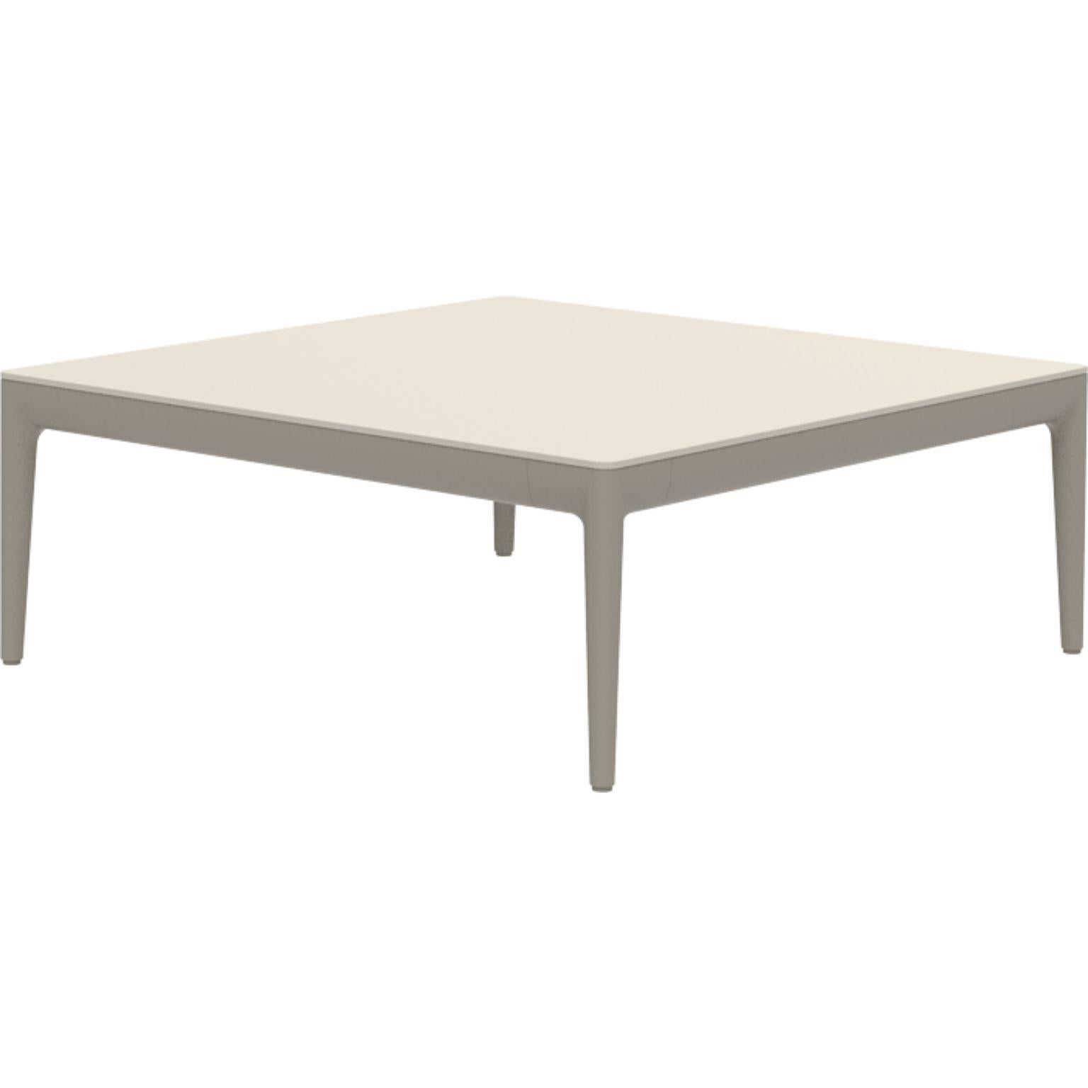 Ribbons Cream 76 Coffee Table by MOWEE.
Dimensions: D76 x W76 x H29 cm.
Material: Aluminum and HPL top.
Weight: 12 kg.
Also available in different colors and finishes. (HPL Black Edge or Neolith top). 

An unmistakable collection for its
