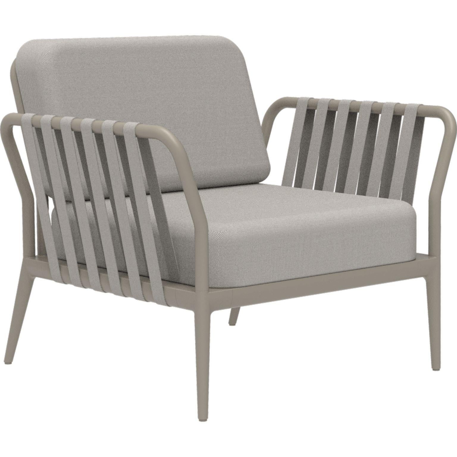 Ribbons cream armchair by Mowee.
Dimensions: D83 x W91 x H81 cm (Seat Height 42 cm)
Material: Aluminium, Upholstery
Weight: 20 kg
Also Available in different colours and finishes.

An unmistakable collection for its beauty and robustness. A