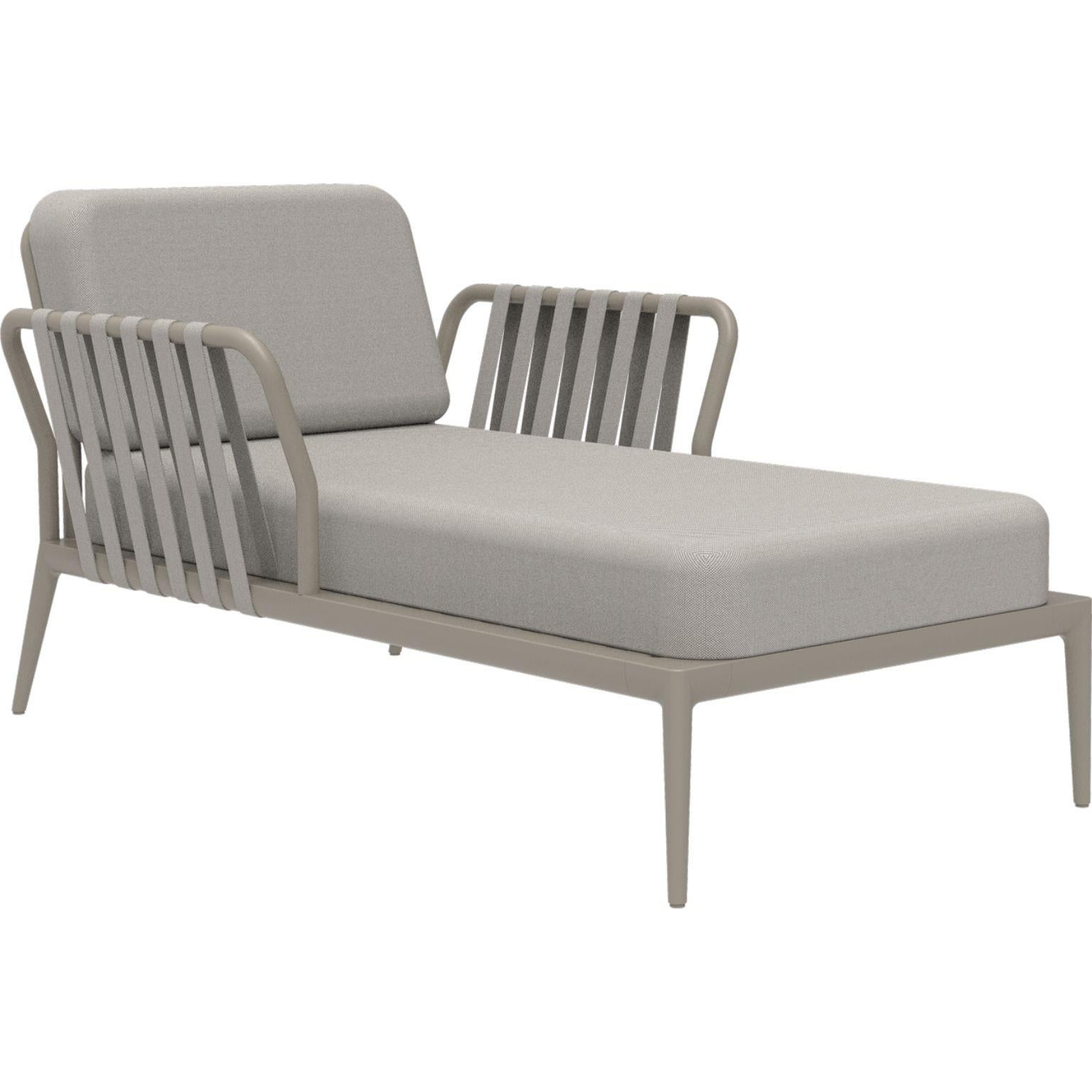 Ribbons Cream Divan by MOWEE
Dimensions: D91 x W155 x H81 cm (seat height 42cm)
Material: Aluminum and upholstery.
Weight: 30 kg.
Also available in different colors and finishes. 

An unmistakable collection for its beauty and robustness. A
