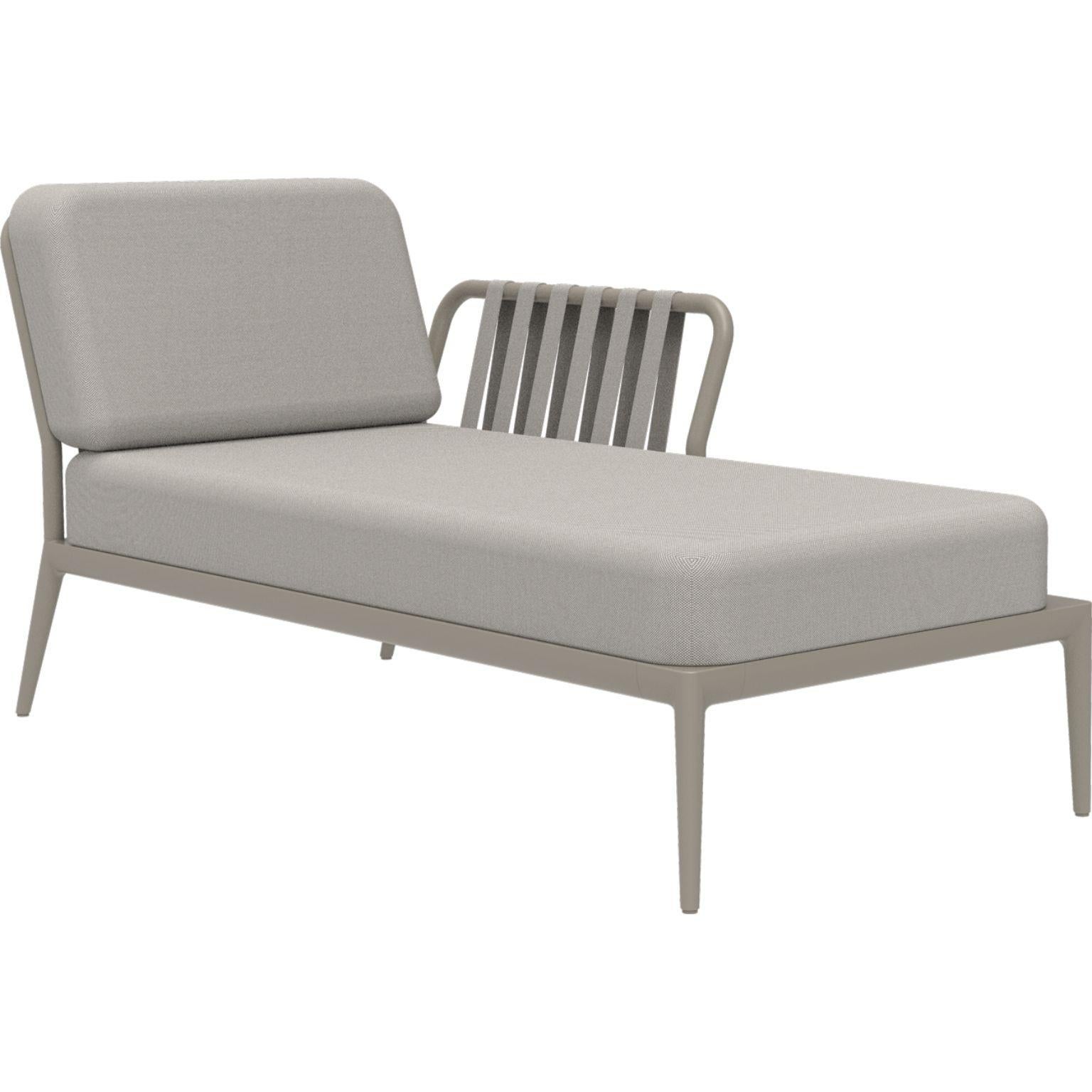 Ribbons cream left chaise longue by MOWEE
Dimensions: D80 x W155 x H81 cm.
Material: Aluminum, upholstery.
Weight: 28 kg
Also Available in different colours and finishes.

An unmistakable collection for its beauty and robustness. A tribute to