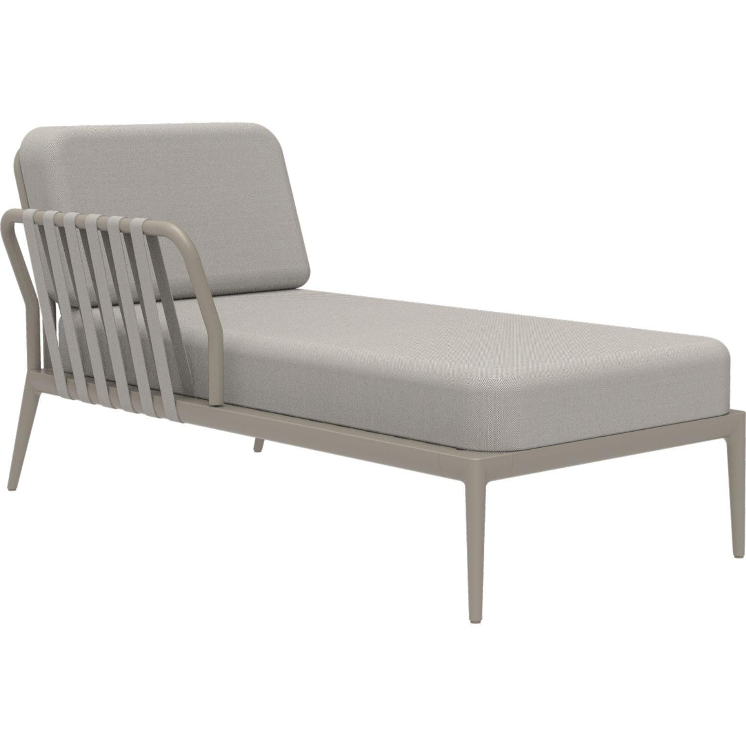 Ribbons cream right chaise longue by MOWEE
Dimensions: D80 x W155 x H81 cm
Material: aluminum, upholstery
Weight: 28 kg
Also available in different colours and finishes.

An unmistakable collection for its beauty and robustness. A tribute to