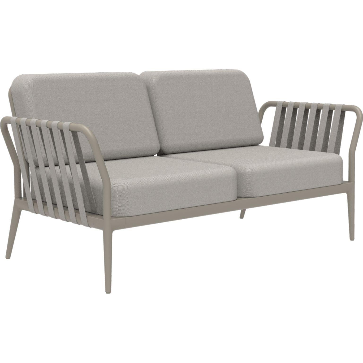 Ribbons Cream sofa by MOWEE
Dimensions: D83 x W160 x H81 cm
Material: Aluminum, Upholstery
Weight: 32 kg
Also available in different colors and finishes. 

An unmistakable collection for its beauty and robustness. A tribute to the Valencian