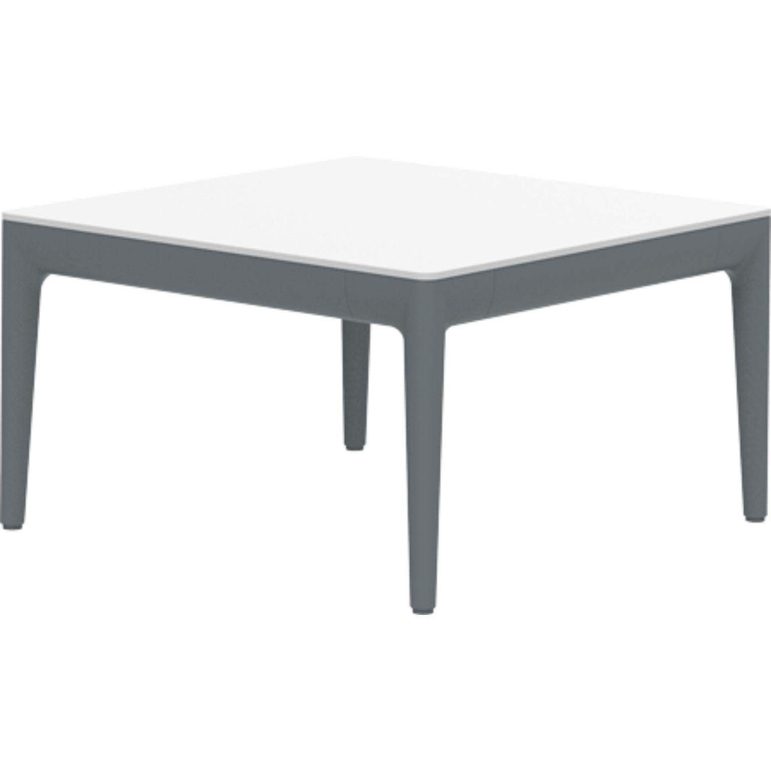 Ribbons grey coffee table 50 by MOWEE
Dimensions: D 50 x W 50 x H 29 cm
Material: Aluminum and HPL top.
Weight: 8 kg.
Also available in different colors and finishes. (HPL Black Edge or Neolith top).

An unmistakable collection for its beauty